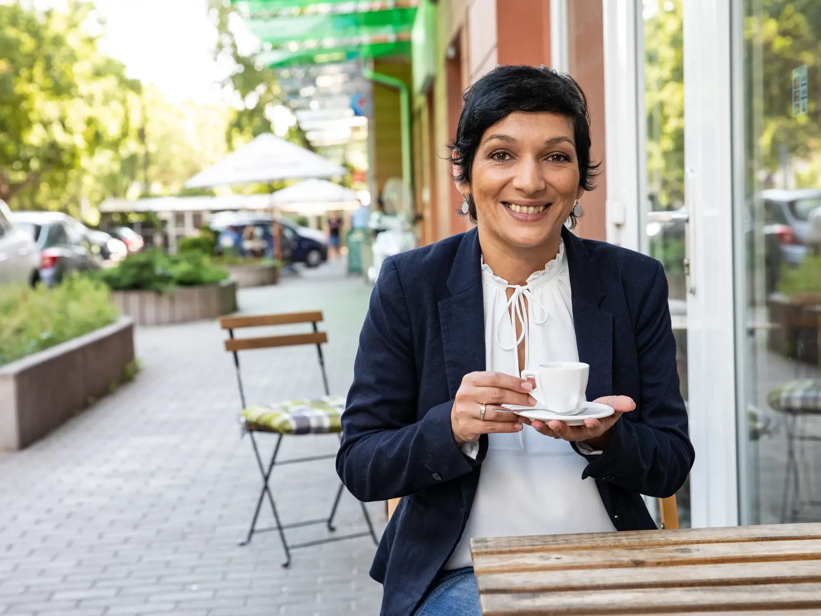 Irena Bihariová  sa predstavuje ako právnička a expertka na extrémizmus.