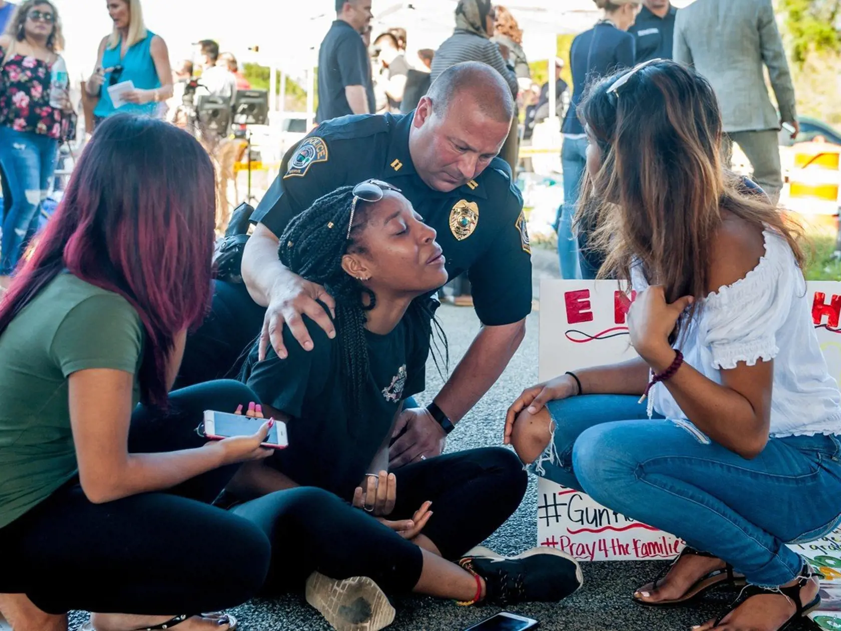 Počas streľby v škole na Floride zahynulo vo februári 2018 sedemnásť ľudí. Strelcom bol študent Nikolas Cruz.