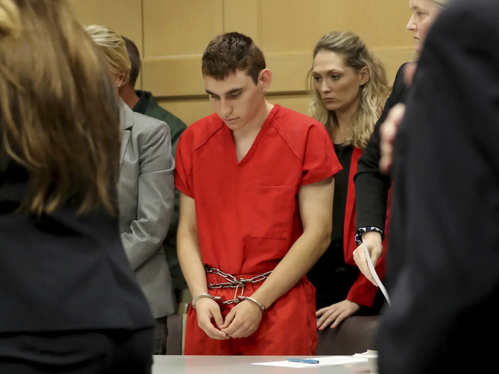 Páchateľ Nikolas Cruz prichádza vypovedať pred súdom v americkom meste Fort Lauderdale na Floride 19. februára 2018.