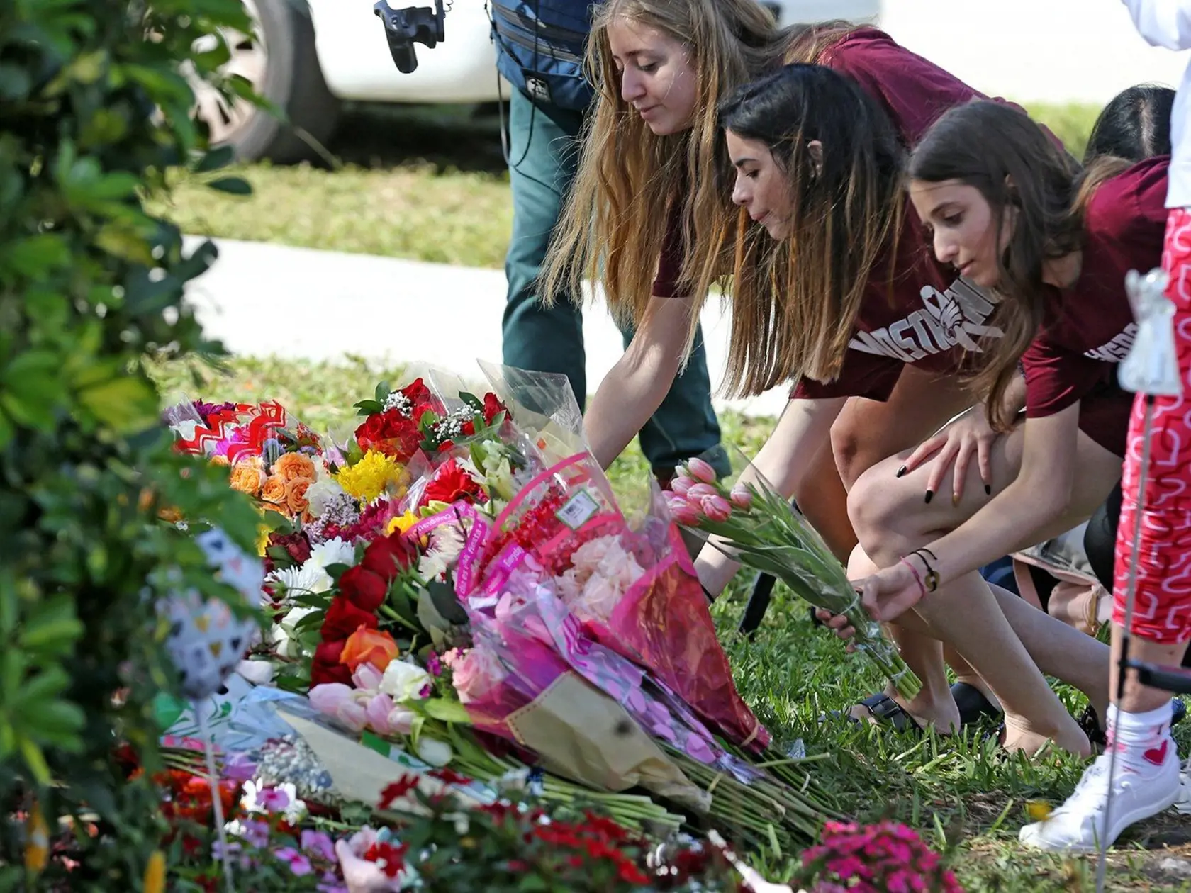 Počas streľby v škole na Floride zahynulo vo februári 2018 sedemnásť ľudí. Strelcom bol študent Nikolas Cruz.
