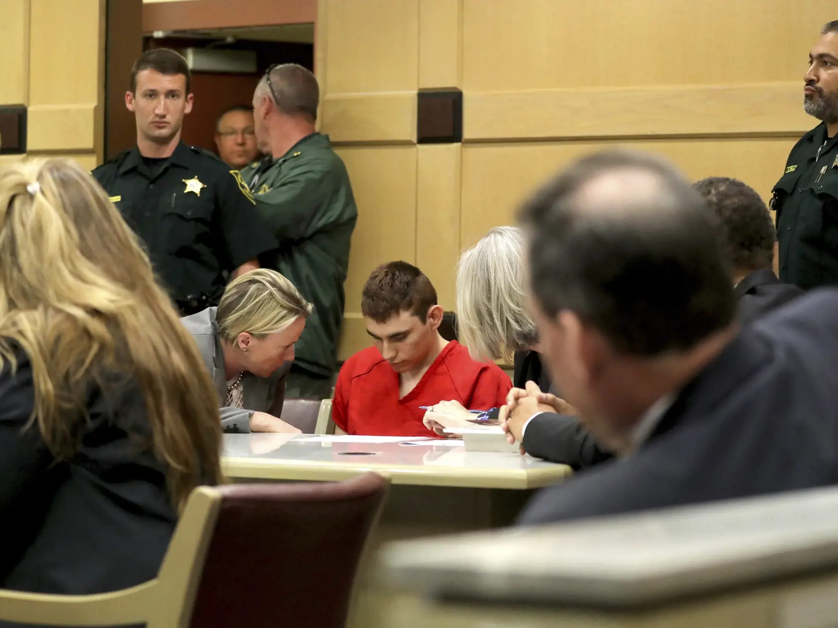 Páchateľ Nikolas Cruz (uprostred) počas vypočutia pred súdom v americkom meste Fort Lauderdale na Floride 19. februára 2018.