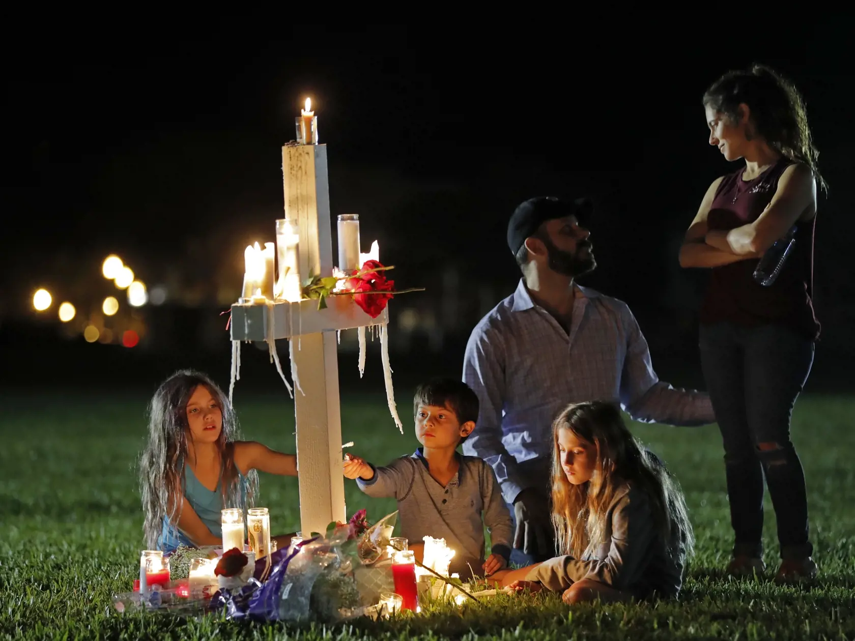 Počas streľby v škole na Floride zahynulo vo februári 2018 sedemnásť ľudí. Strelcom bol študent Nikolas Cruz.
