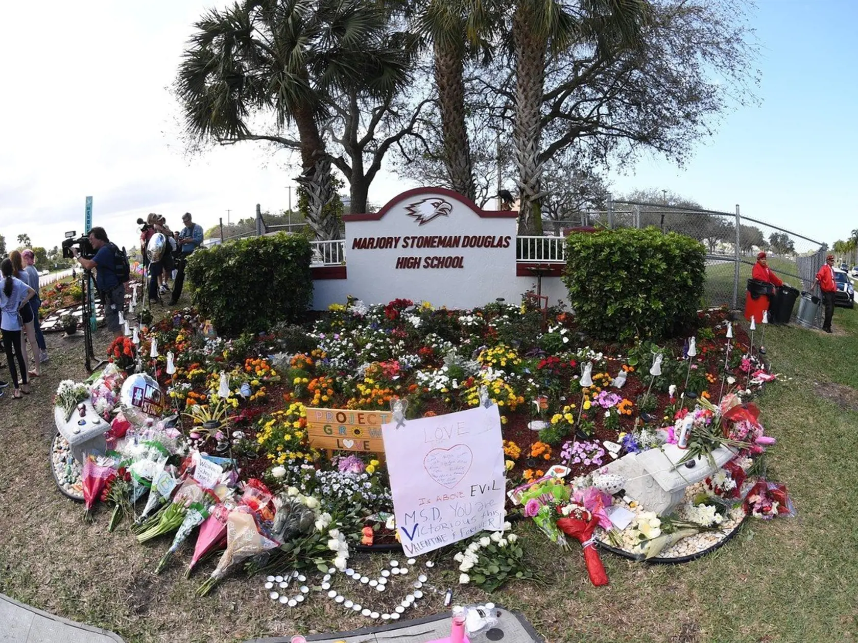 Počas streľby v škole na Floride zahynulo vo februári 2018 sedemnásť ľudí. Strelcom bol študent Nikolas Cruz.