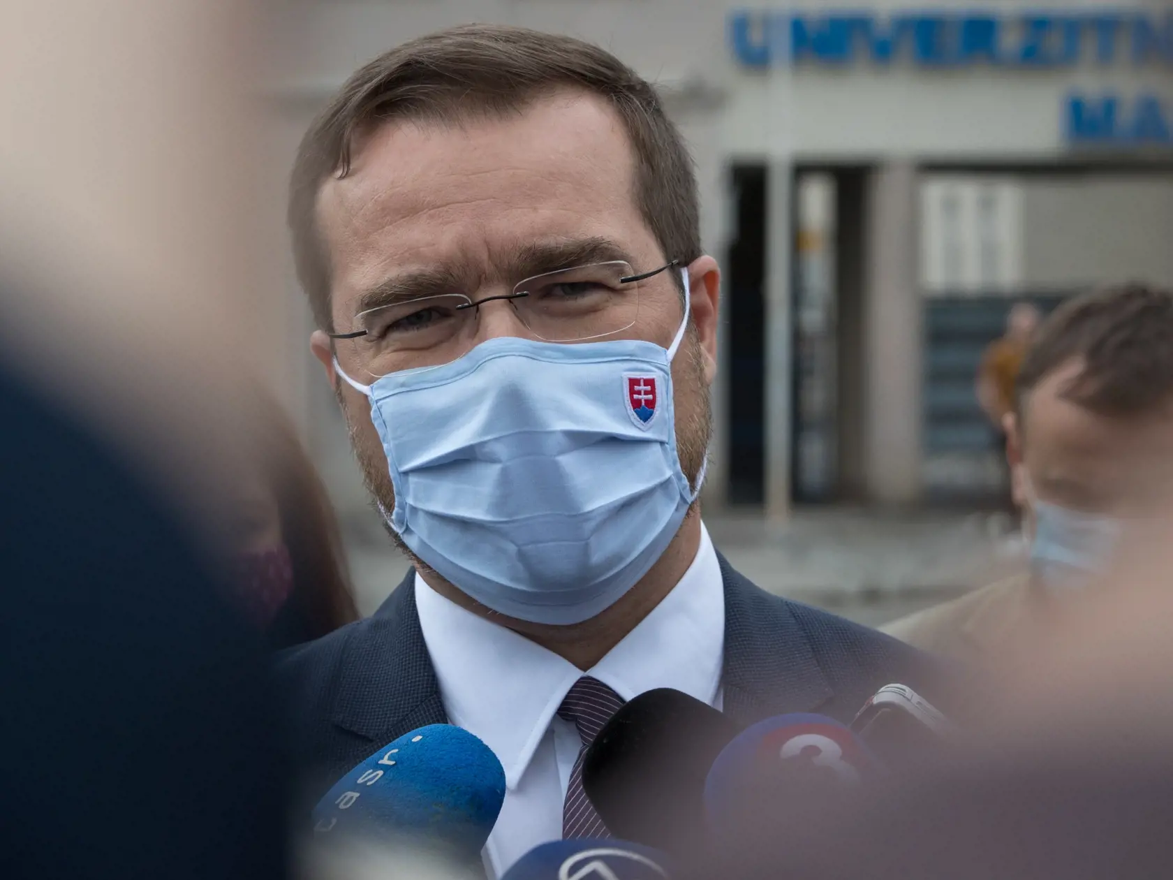 Situácia po útoku nožom vo Vrútkach, pri ktorom okrem útočníka prišiel o život aj zástupca školy Jaroslav Budz a niekoľko ľudí vrátane detí bolo zranených. Na snímke je minister zdravotníctva Marek Krajčí pred vstupom do Univerzitnej nemocnice v Martine, kam previezli zranených.