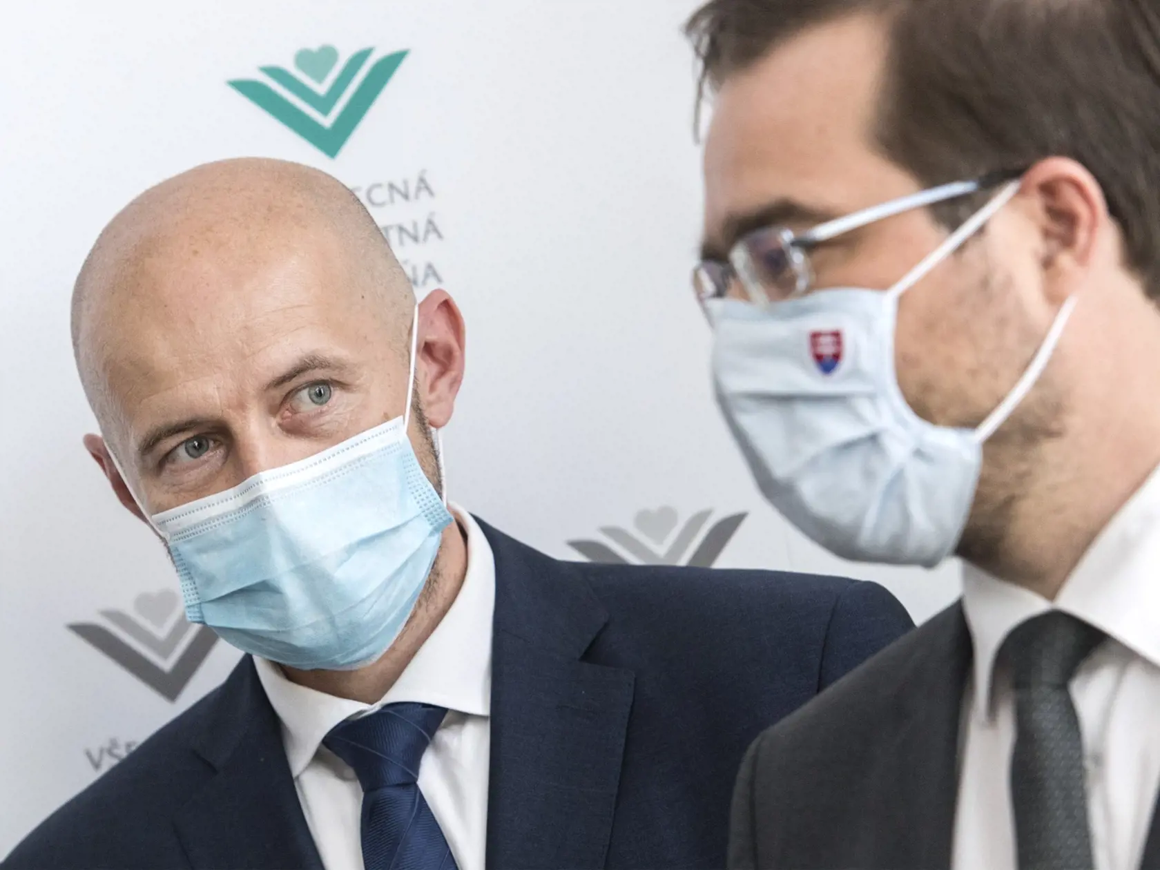 Na snímke vľavo nový generálny riaditeľ Všeobecnej zdravotnej poisťovne (VŠZP) Richard Strapko a vpravo minister zdravotníctva SR Marek Krajčí počas brífingu s novinármi 6. mája 2020 v Bratislave. FOTO TASR - Martin Baumann