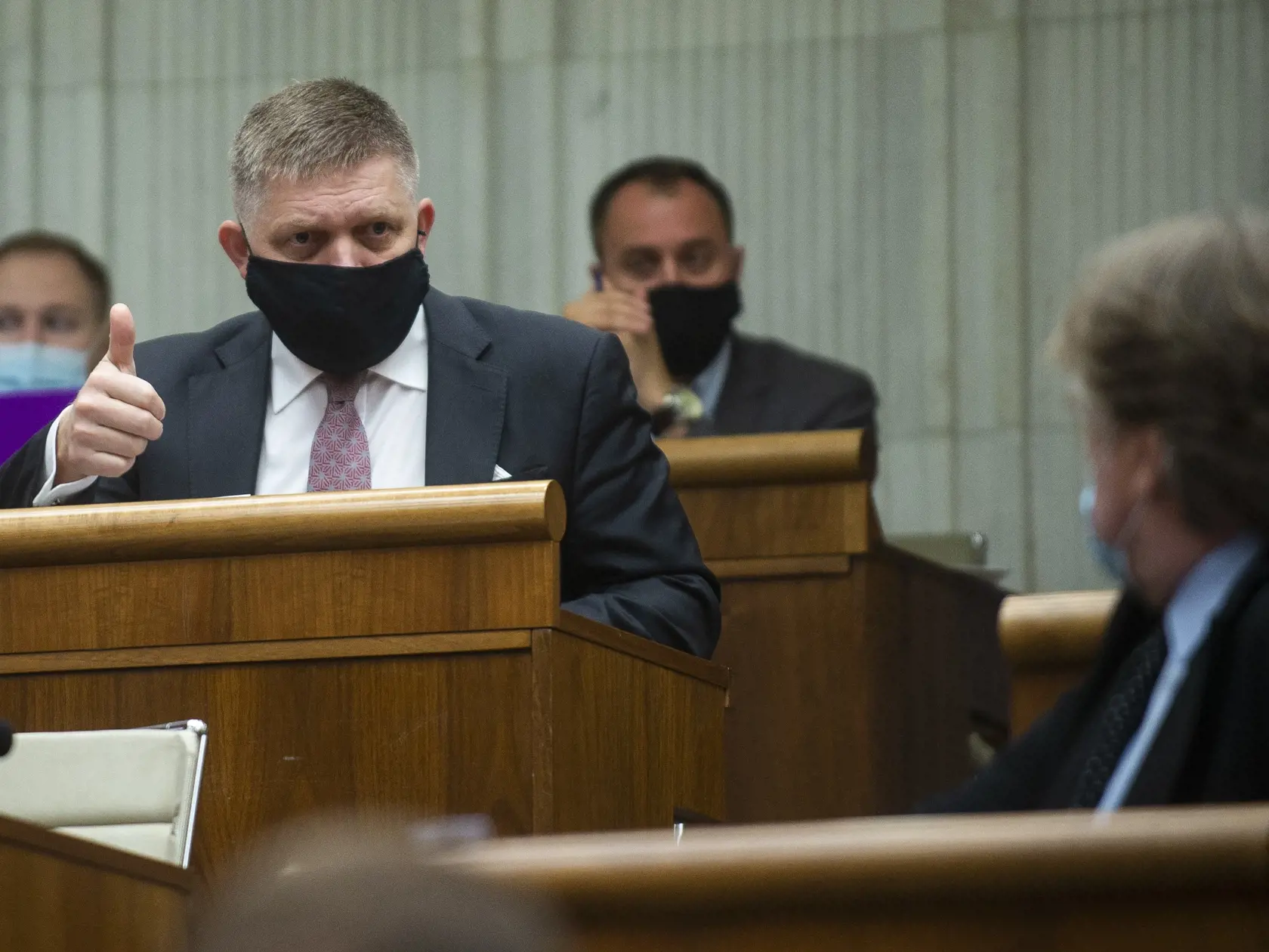 Na snímke vľavo poslanec NR SR Robert Fico (Smer-SD)