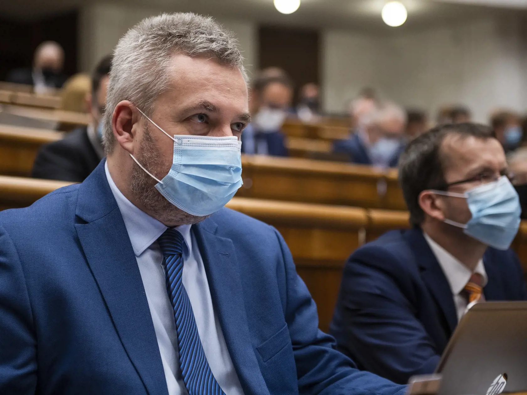 Na snímke poslanci zľava Ondrej Dostál a Radovan Kazda (obaja SaS) počas 5. schôdze NR SR Bratislave 7. apríla 2020. FOTO TASR - Jaroslav Novák