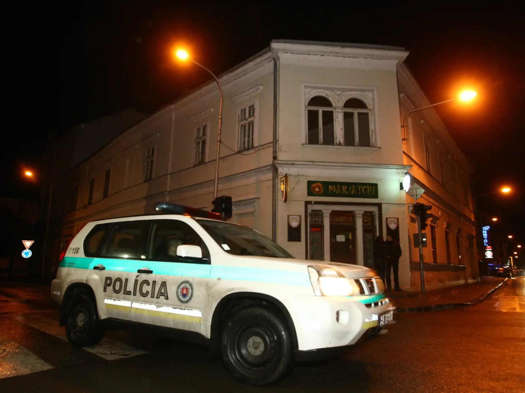 Policajné auto pred barom Mariatchi v Nitre.