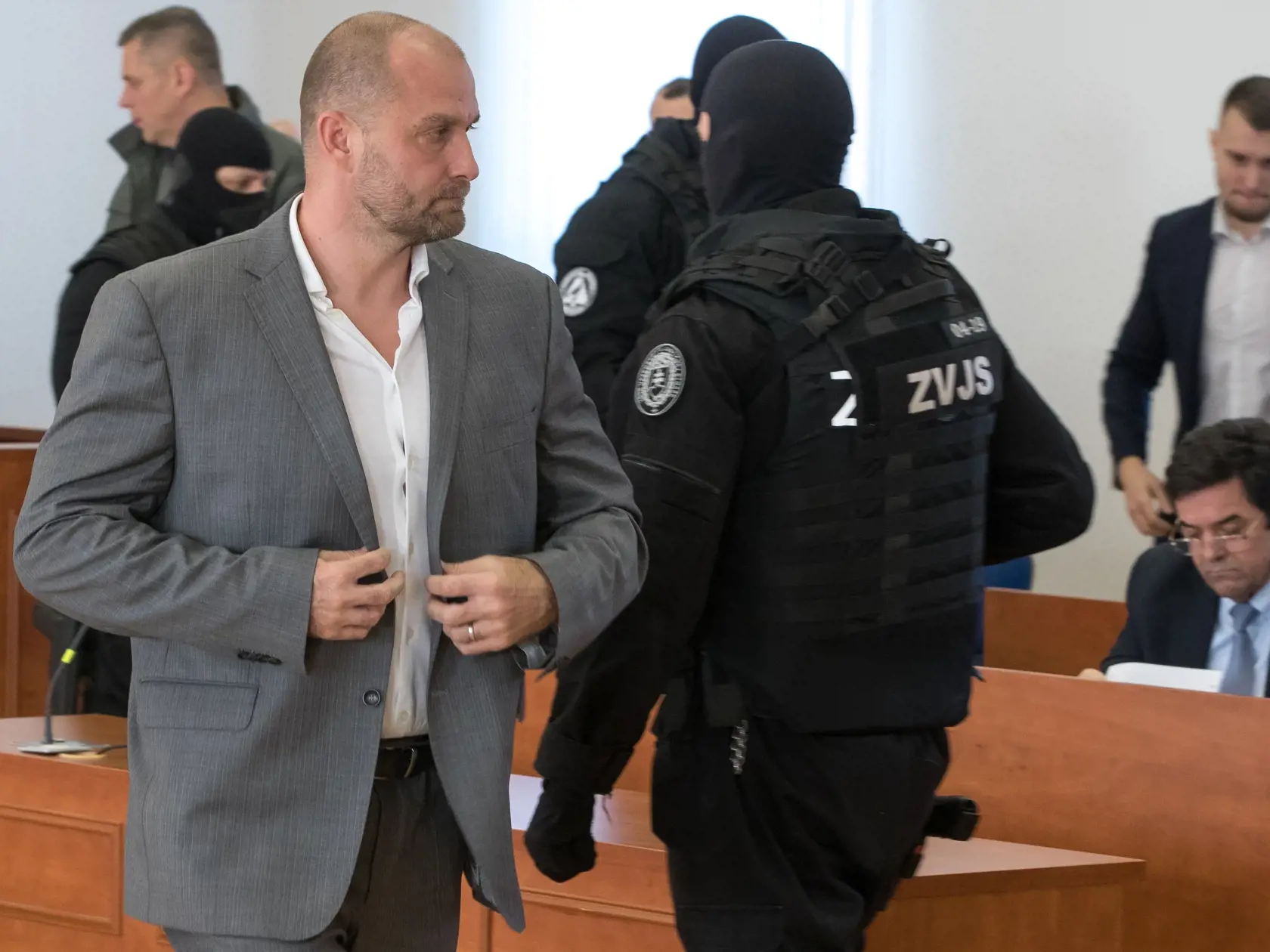 Štvrté pojednávanie na Špecializovanom trestnom súde v Pezinku vo veci vraždy investigatívneho novinára Jána Kuciaka a jeho snúbenice Martiny Kušnírovej. Na snímke je svedok Norbert Bödör po ukončení svojej výpovede. V pozadí sedí na lavici obžalovaných Marián Kočner.
