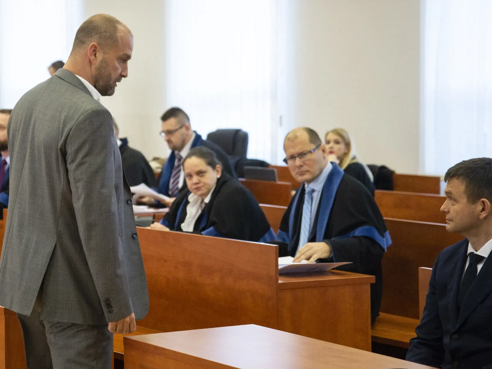Hlavné pojednávanie v kauze vraždy novinára Jána Kuciaka a jeho snúbenice Martiny Kušnírovej na Špecializovanom trestnom súde 20. januára 2020 v Pezinku. Na snímke vľavo nitriansky podnikateľ a predvolaný svedok Norbert Bödör a vpravo spolumajiteľ finančnej skupiny a predvolaný svedok Penta Jaroslav Hačšák. FOTO TASR – Jakub Kotian