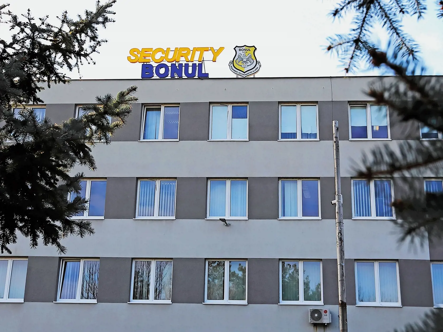 Bonul: SBS, ktorá získava lukratívne štátne zákazky. Aj keď v súvislosti s ňou sa spomína najmä Norbert Bödör, oficiálne firmu vlastní jeho otec Miroslav.