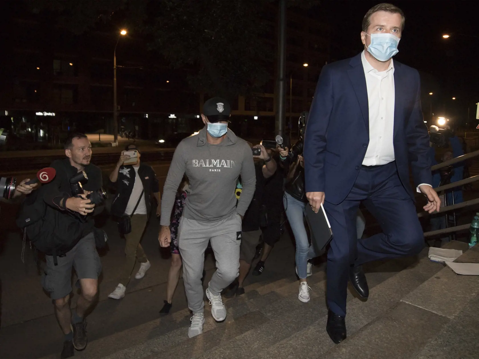 Na snímke uprostred nitriansky podnikateľ Norbert B. prichádza na NAKA vypovedať v kauze Pôdohospodárskej platobnej agentúry Dobytkár na NAKA v Bratislave 3. júla 2020. FOTO TASR – Martin Baumann
