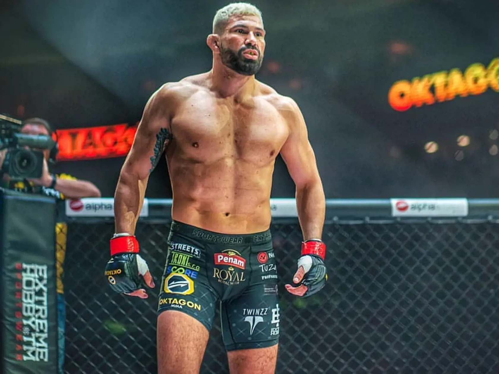 MMA zápasník Attila Vegh chodí do ringu vždy v parádnej forme.
