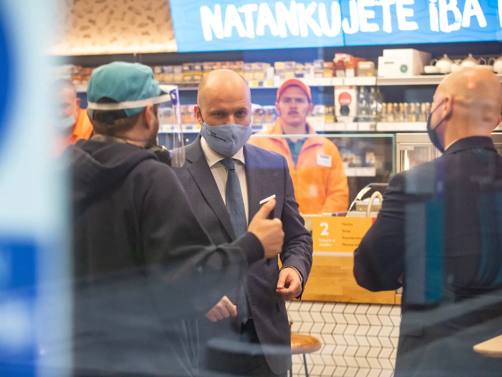"Dostal som včera a dnes niekoľko otázok od médií, aby som reagoval na to, že ma vraj cez víkend “vybučali a vypískali a vyhnali” zo zimného štadióna v Dúbravke," začína svoje rozprávanie Naď.
