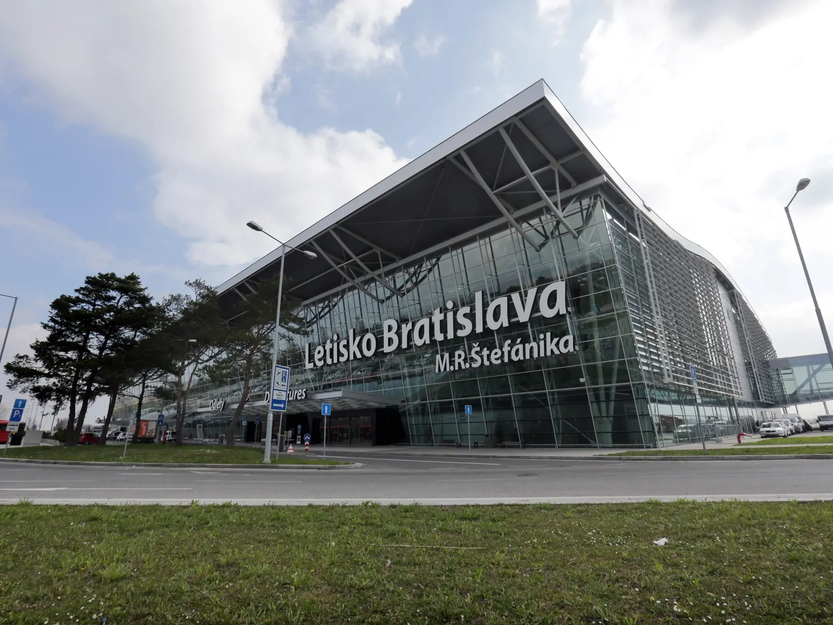 Na snimke zvysene bezpecnostne opatrenia na Letisku Milana Rastislava Stefanika v Bratislave po teroristickom utoku na letiskov  Bruseli.