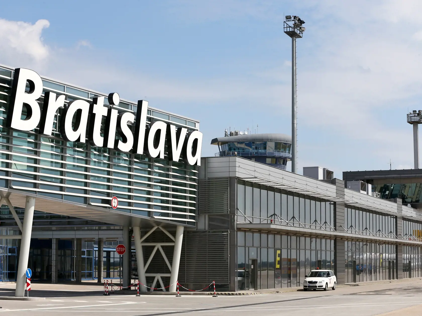 Regióny: Letisko Bratislava - batožina. Starostlivosť personálu letiska o zverenú batožinu pasažierov. Reportáž o tom, čo sa deje na letisku s batožinou, kým sa dostane do lietadla.