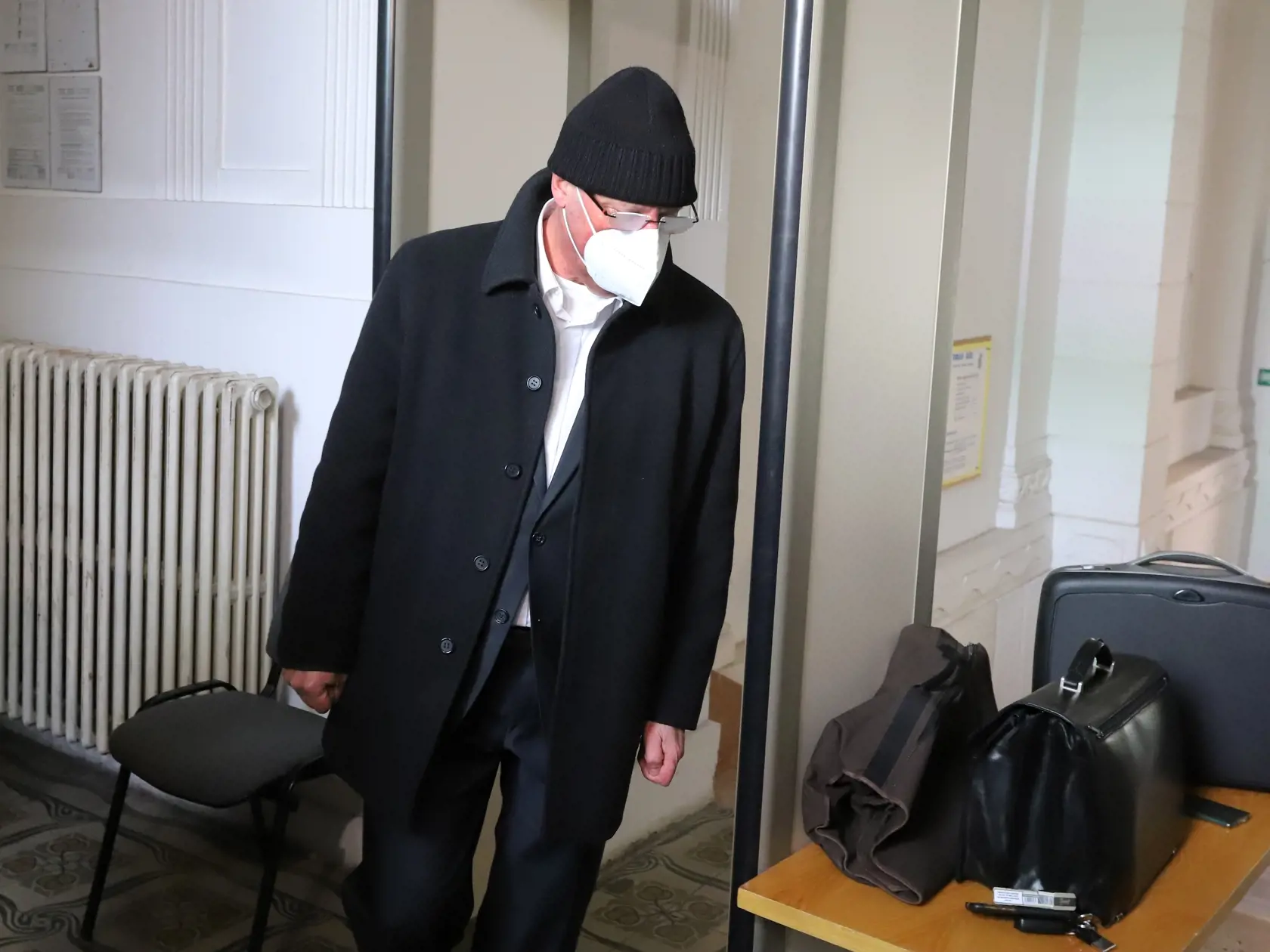 Pred samosudcu Špecializovaného trestného súdu (ŠTS), pracovisko Banská Bystrica sa v stredu 19. januára 2022 postavil bývalý riaditeľ Úradu zvláštnych policajných činností Prezídia Policajného zboru Jozef R., známy z kauzy Judáš. Prokurátor Úradu špeciálnej prokuratúry podal na neho obžalobu za činnosť pre zločineckú skupinu a dva skutky zločinu prijímania úplatku. Na snímke Jozef R. prechádza kontrolou na Špecializovanom trestnom súde v Banskej Bystrici 19. januára 2022.