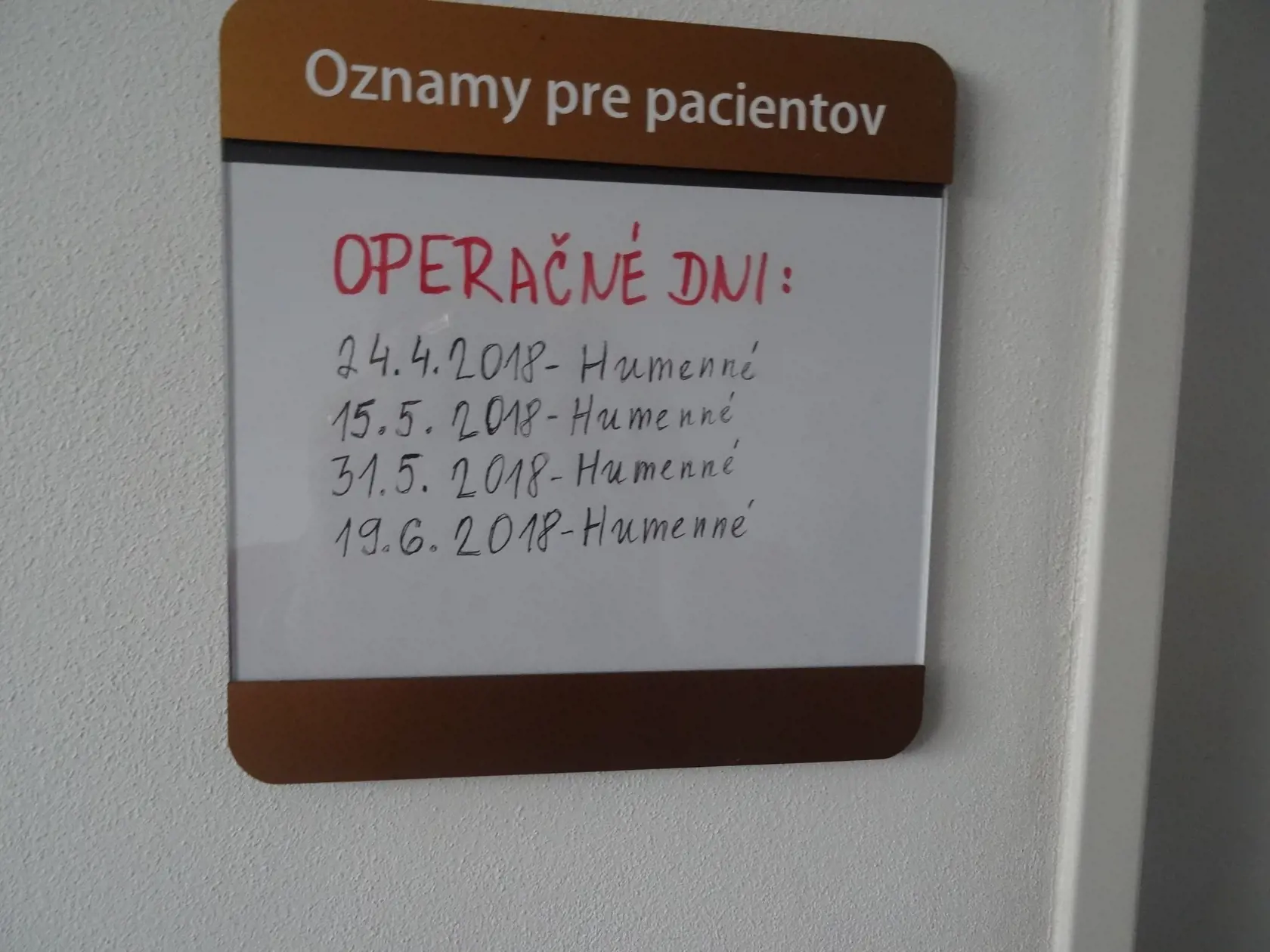Lekár sa v pondelok 14. 5. postavil pred sudcu a v utorok 15. 5. ráno operoval v súkromnom zariadení v Humennom.