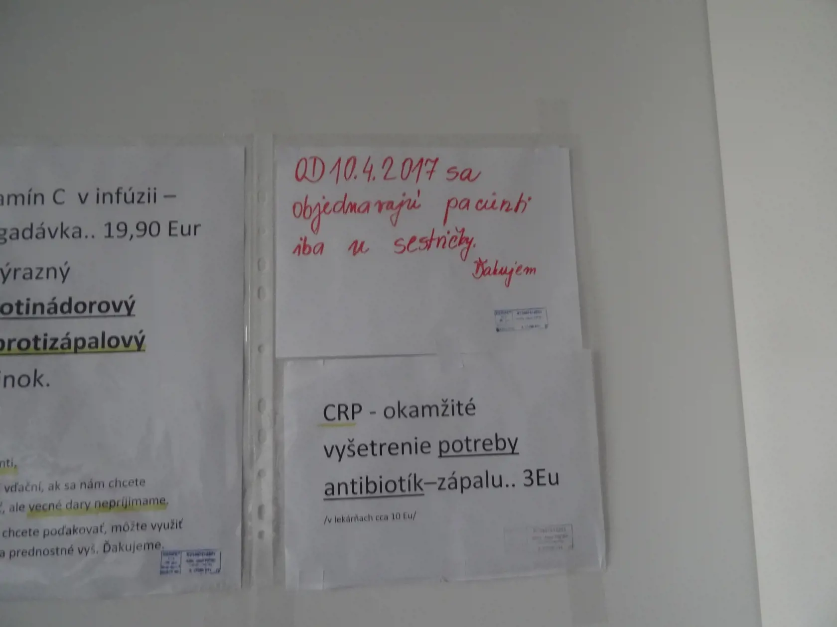 Oznamy pre pacientov. Medzi nimi však nebola žiadna  zmienka o prerušení ordinačných hodín.