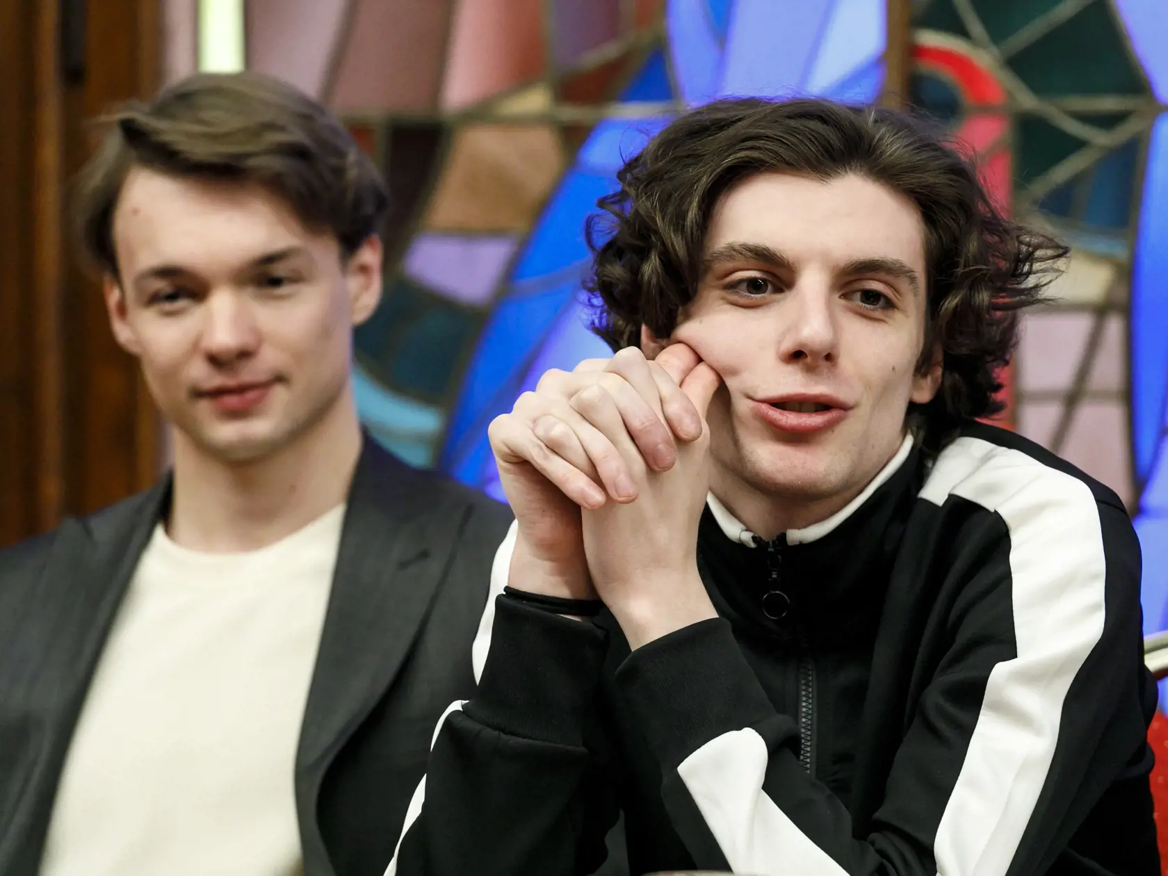 Na snímke zľava herci Jakub Švec a Adam Kubala  počas tlačovej konferencie po verejnej generálke autorskej inscenácie Fantomas v réžii Valerie Schulczovej v Divadle P. O. Hviezdoslava v Bratislave vo štvrtok 2. februára 2023. FOTO TASR - Dano Veselský