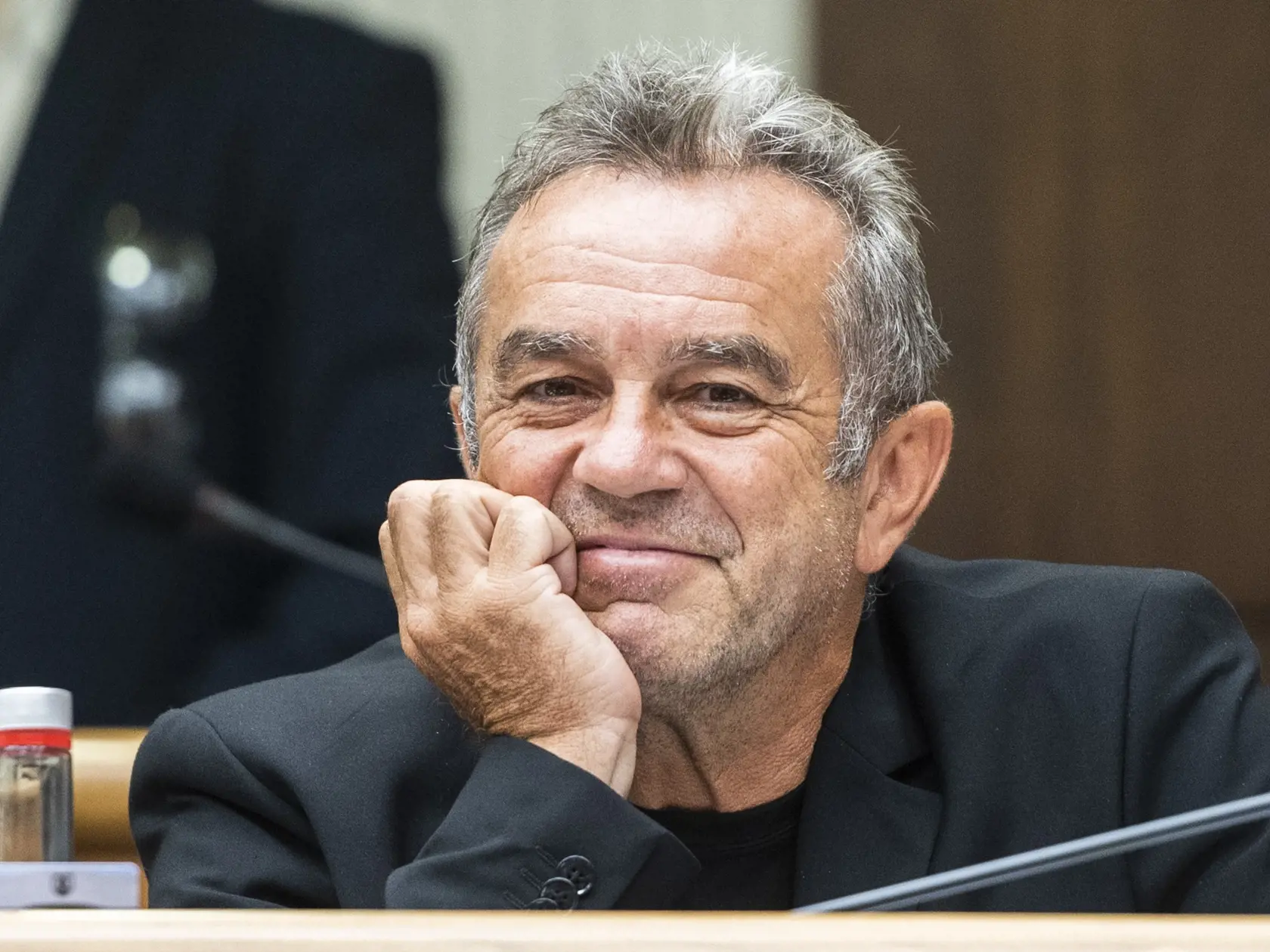 "Robo je skvelý človek a hlavne ako politik čestný. Ale už v detstve mal problém a strkal do zástrčky klince," hovorí poslanec OĽaNO Jozef Pročko. "Určite to neurobil naschvál. Inak viac káblov trčí po celej Národnej rade SR a údržbári si popri tom robotu robia dobre," podotkol ďalej. "Staré je jednoducho staré. Ponaučenie z toho je: Nestrkaj káble tam, kde z toho môže byť terorizmu," hovorí Pročko.