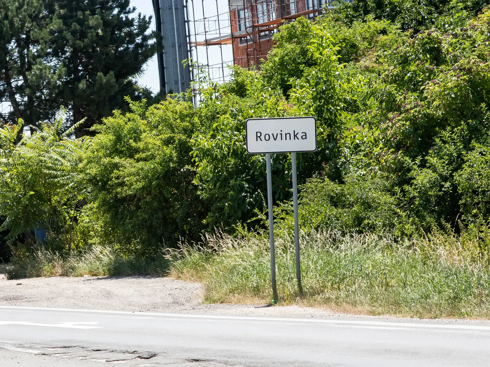 Na strednom Slovensku tragicky zahynuli dvaja mladi hasiči. V obci Rovinka, kde pôsobil minimálne jeden z nich sme zisťovali bližšie informácie.