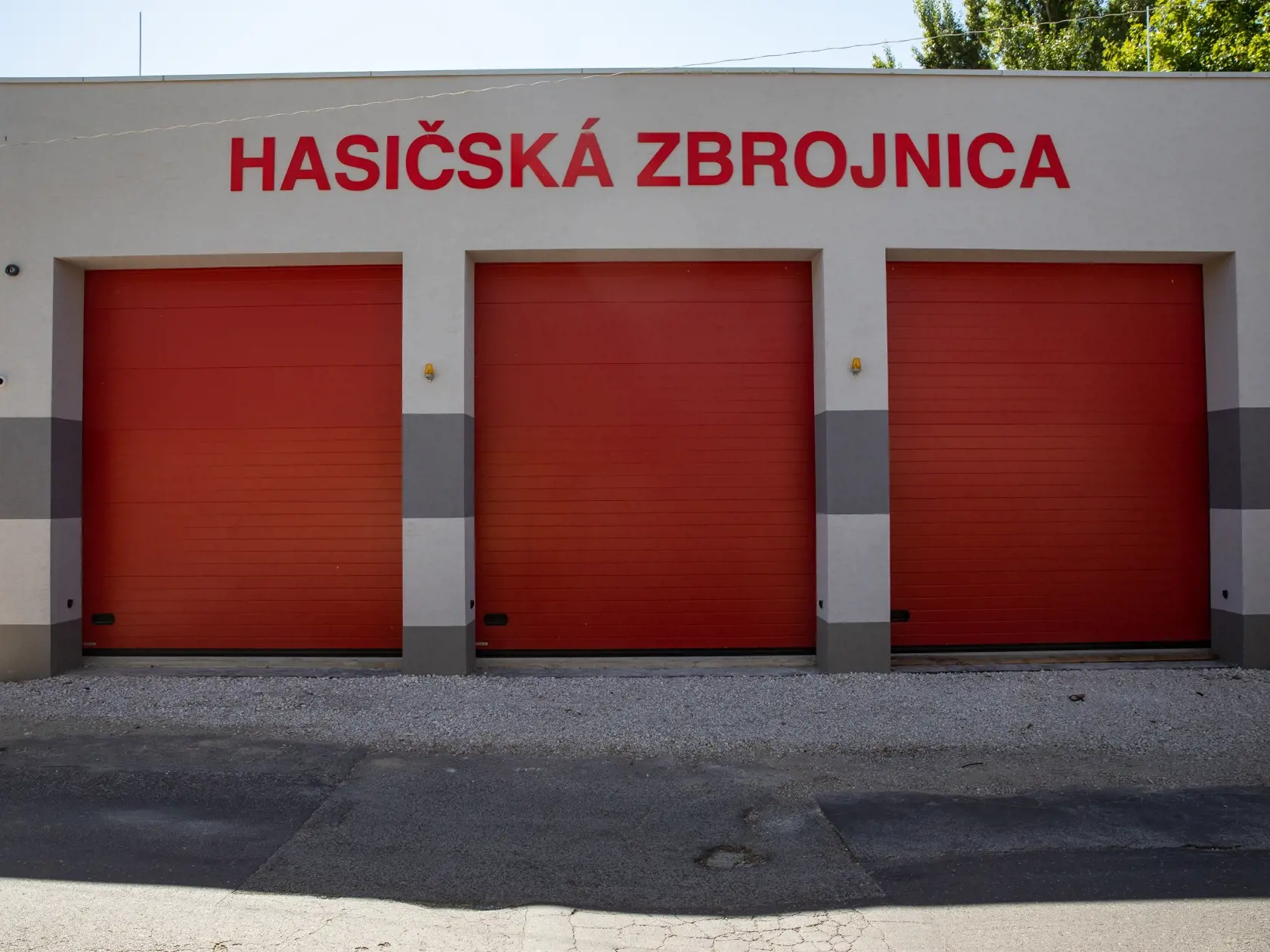Na strednom Slovensku tragicky zahynuli dvaja mladi hasiči. V obci Rovinka, kde pôsobil minimálne jeden z nich sme zisťovali bližšie informácie.