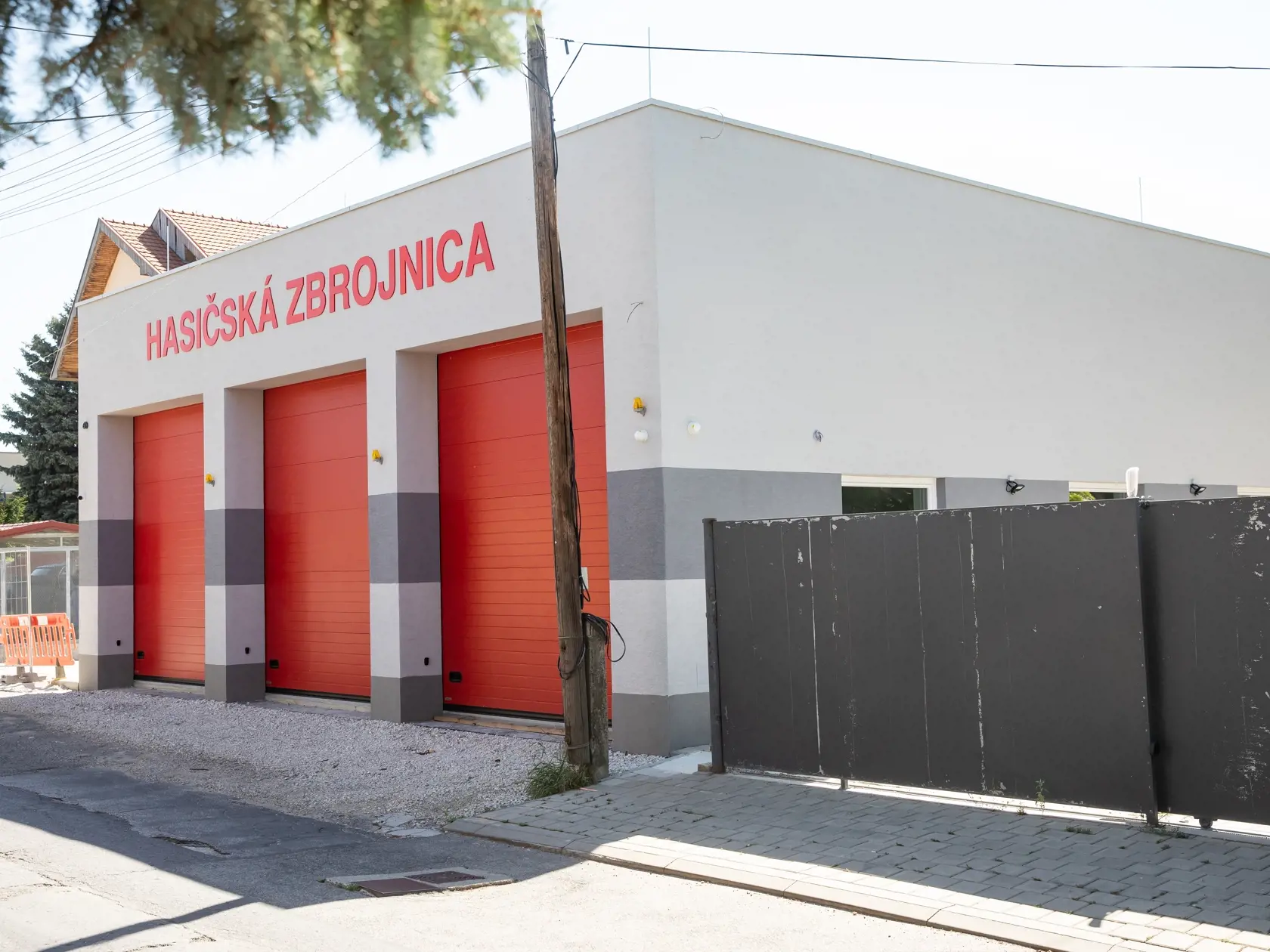 Na strednom Slovensku tragicky zahynuli dvaja mladi hasiči. V obci Rovinka, kde pôsobil minimálne jeden z nich sme zisťovali bližšie informácie.