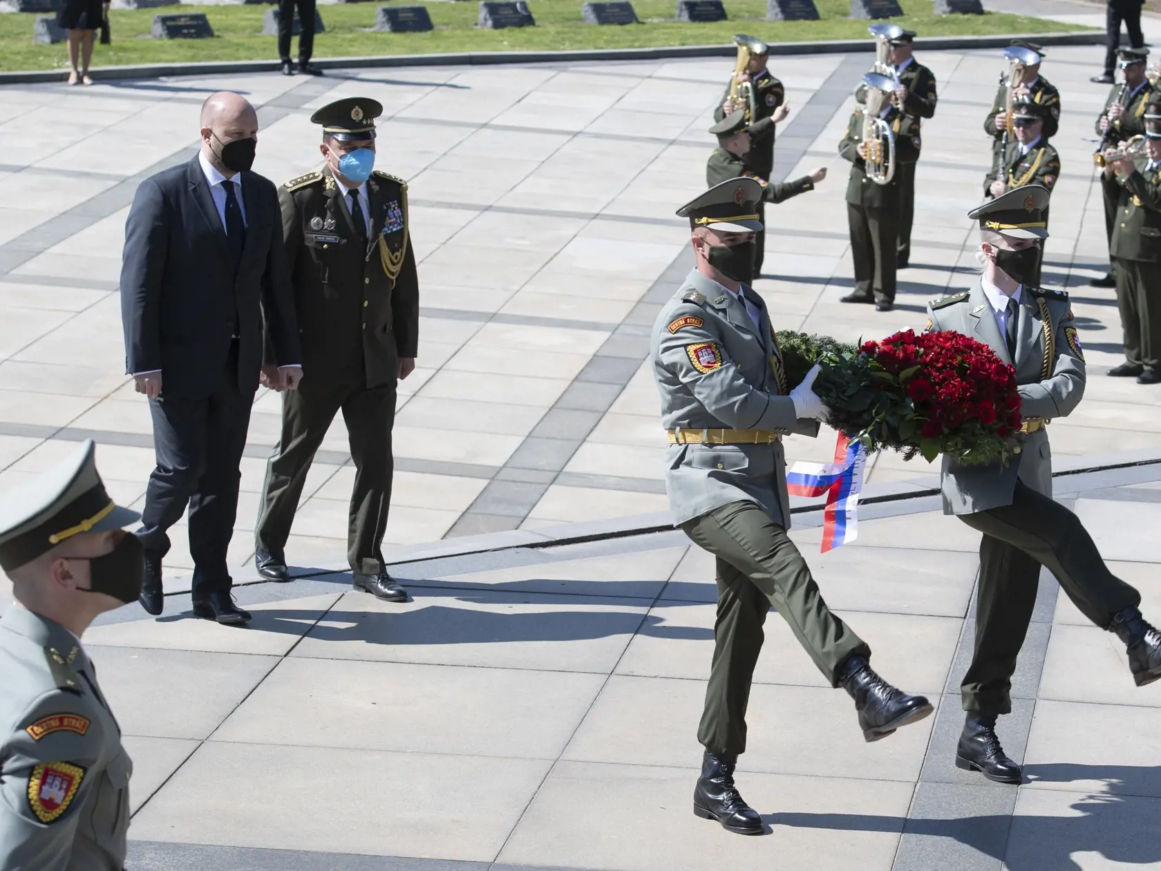 Na snímke je zľava minister obrany SR Jaroslav Naď (OĽaNO) a náčelník Generálneho štábu OS SR generál Daniel Zmeko pri pietnom akte kladenia vencov k pamätníku na bratislavskom Slavíne pri príležitosti Dňa víťazstva nad fašizmom a 76. výročia ukončenia 2. svetovej vojny.