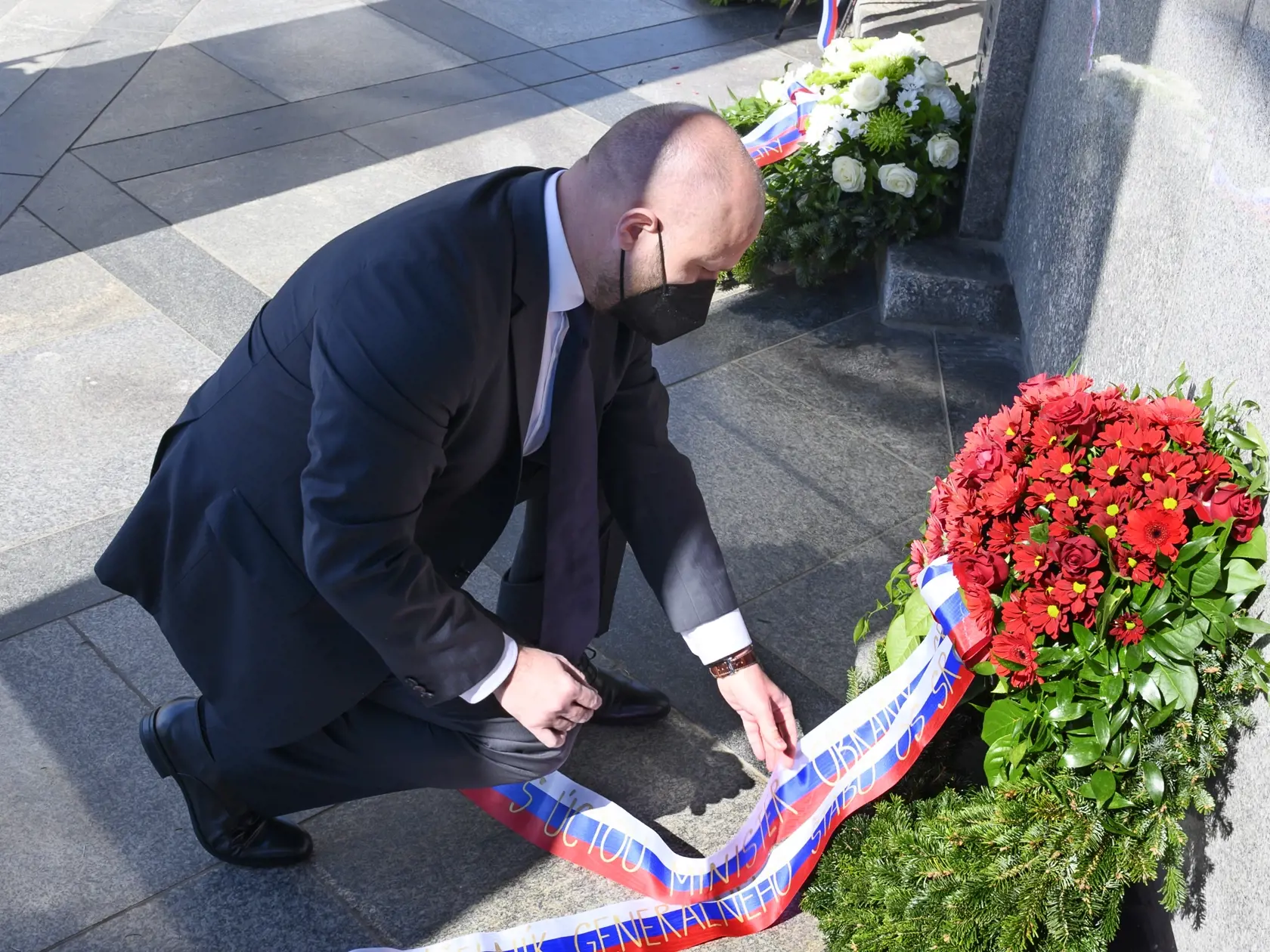 Na snímke minister obrany SR Jaroslav Naď (OĽaNO) kladie veniec pri pietnom akte k pamätníku na bratislavskom Slavíne pri príležitosti Dňa víťazstva nad fašizmom a 76. výročia ukončenia 2. svetovej vojny.