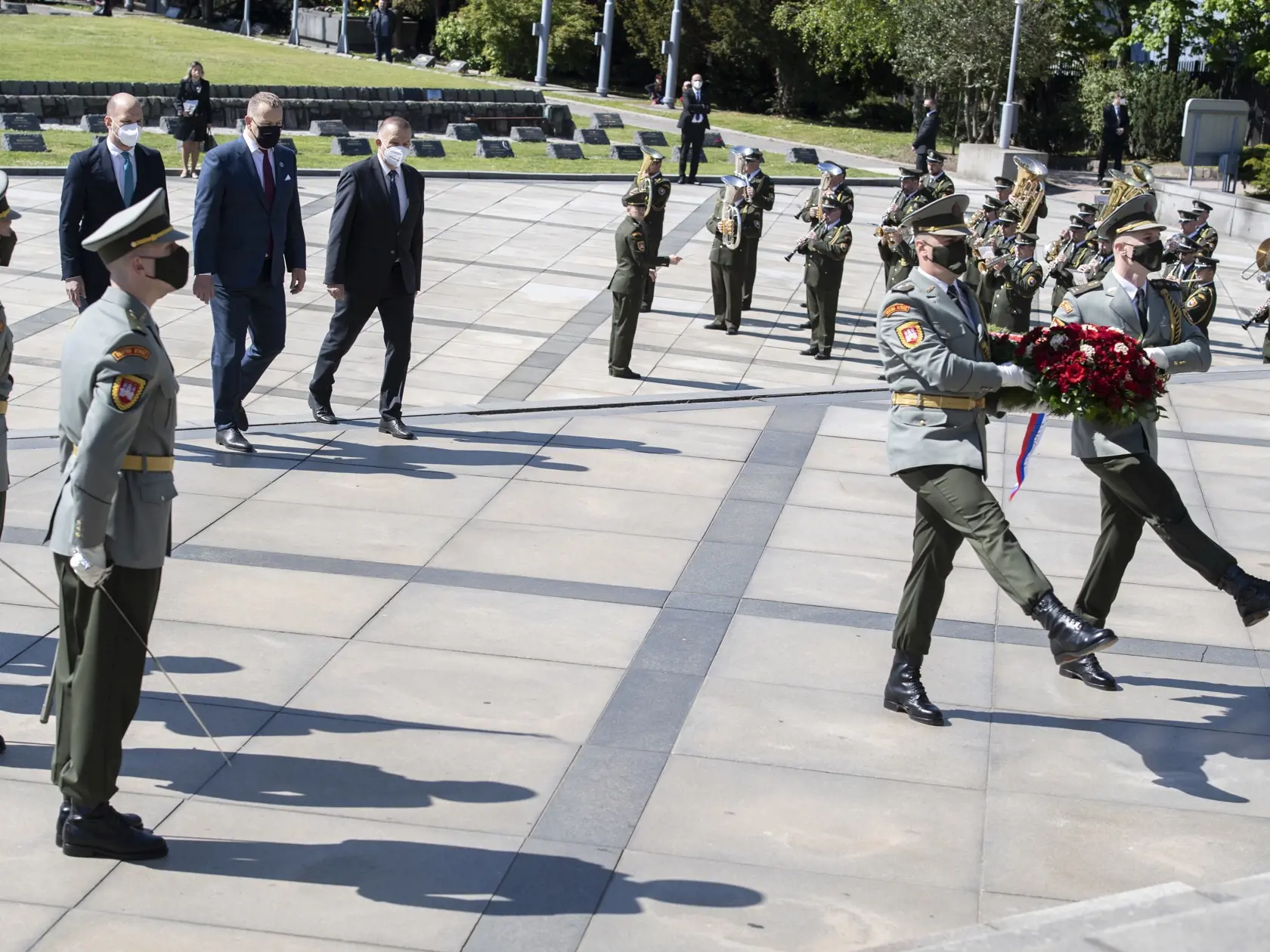 Na snímke je uprostred predseda NR SR Boris Kollár (Sme rodina) a podpredsedovia parlamentu Gábor Grendel (vľavo, OĽaNO) a Milan Laurenčík (vpravo, SaS) pri pietnom akte kladenia vencov k pamätníku na bratislavskom Slavíne pri príležitosti Dňa víťazstva nad fašizmom a 76. výročia ukončenia 2. svetovej vojny.