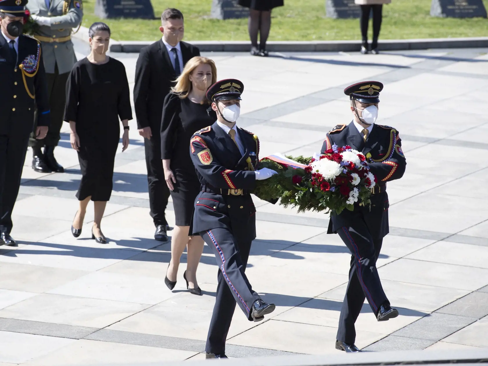 Na snímke prezidentka SR Zuzana Čaputová kladie veniec pri pietnom akte k pamätníku na bratislavskom Slavíne pri príležitosti Dňa víťazstva nad fašizmom a 76. výročia ukončenia 2. svetovej vojny.