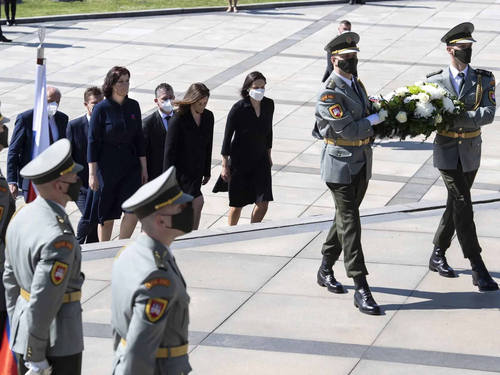 Na snímke sú zástupcovia Vlády SR v popredí sprava ministerka spravodlivosti Mária Kolíková (Za ľudí), ministerka kultúry Natália Milanová (OĽaNO) a vicepremiérka a ministerka investícií, regionálneho rozvoja a informatizácie Veronika Remišová (Za ľudí), zadný rad sprava minister vnútra Roman Mikulec (OĽANO) a minister dopravy Andrej Doležal pri pietnom akte kladenia vencov k pamätníku na bratislavskom Slavíne pri príležitosti Dňa víťazstva nad fašizmom.