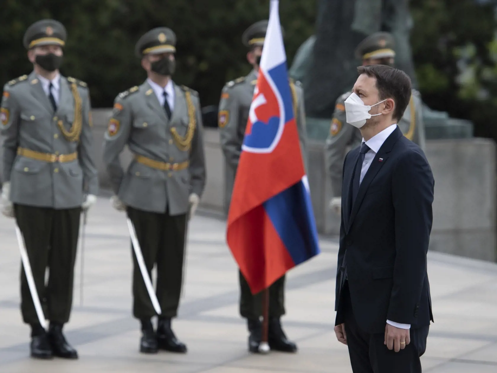 Na snímke je predseda vlády SR Eduard Heger pri položení venca počas spomienky k 76. výročiu od ukončenia druhej svetovej vojny k pamätníku na Slavíne.