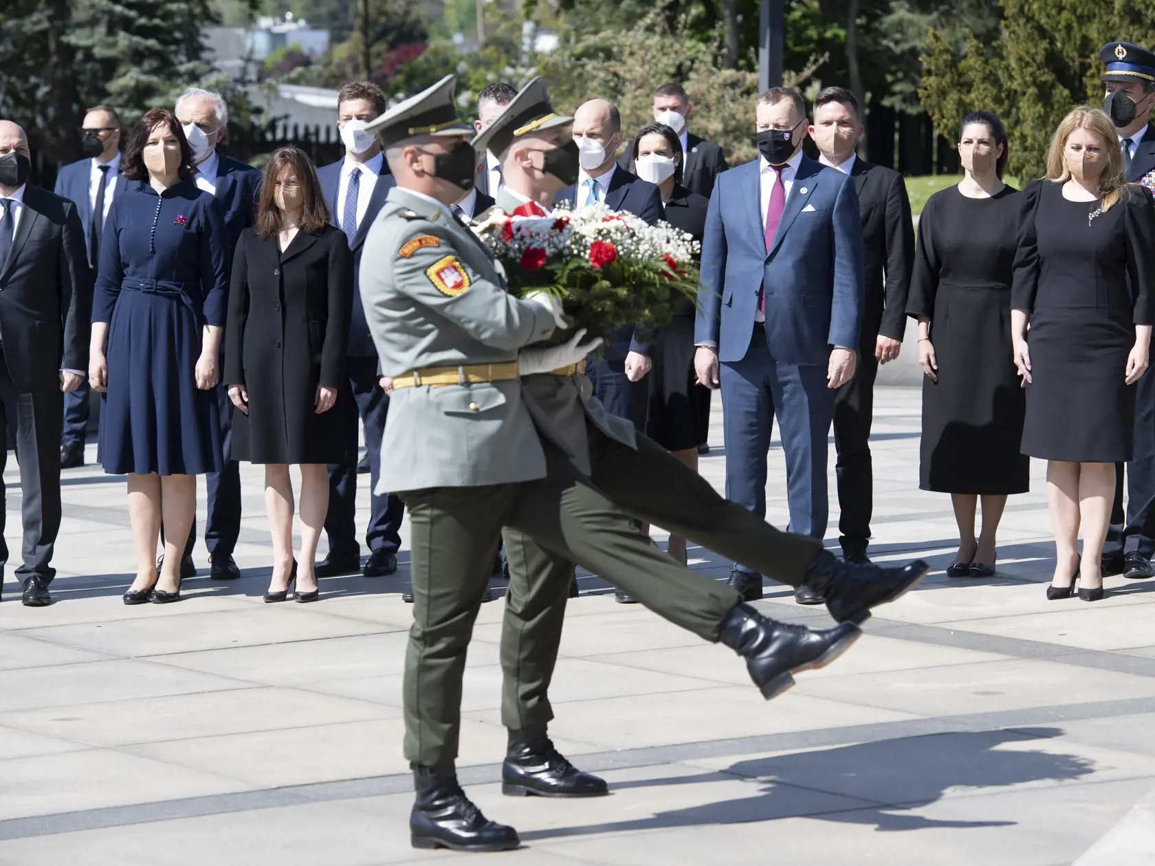Na snímke je sprava v popredí prezidentka SR Zuzana Čaputová, predseda parlamentu Boris Kollár (Sme rodina), podpredseda parlamentu Gábor Grendel (OĽaNO), ministerka kultúry Natália Milanová (OĽaNO), vicepremiérka a ministerka investícií, regionálneho rozvoja a informatizácie Veronika Remišová (Za ľudí), minister obrany Jaroslav Naď (OĽaNO), zadný rad zľava minister pôdohospodárstva a rozvoja vidieka SR Ján Mičovský (OĽANO), minister dopravy Andrej Doležal...