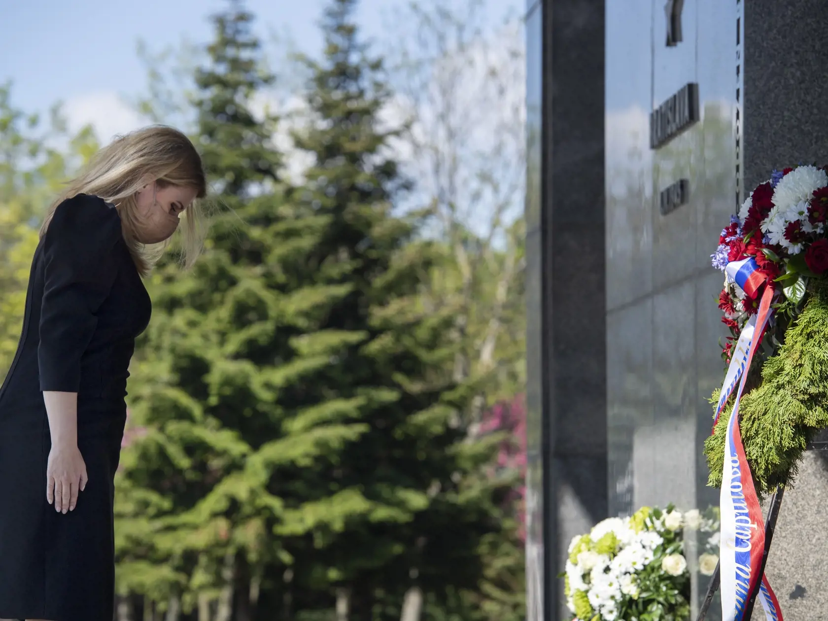 Na snímke prezidentka SR Zuzana Čaputová kladie veniec pri pietnom akte k pamätníku na bratislavskom Slavíne pri príležitosti Dňa víťazstva nad fašizmom a 76. výročia ukončenia 2. svetovej vojny.