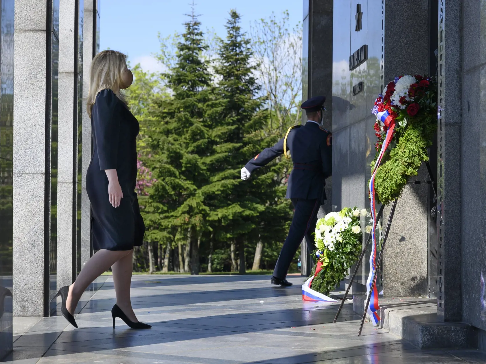 „Čierna farba je slávnostná a na tento typ príležitosti sa hodí. Klasické, čierne, elegantné, jednoduché šaty boli dobrou voľnou. Zaujímavé rukávy im dodávajú nápad. Ja by som však siahla po telových lodičkách, pretože by ladili s farbou pokožky. Opticky by nohy predĺžili a tiež zoštíhlili. Vyzeralo by to jemnejšie a ženskejšie v kontraste s čiernou. Blok farieb v horizontálnej línií nemusí byť v prospech veci," hovorí stylistka. Hodnotenie pokračuje na ďalšej snímke.