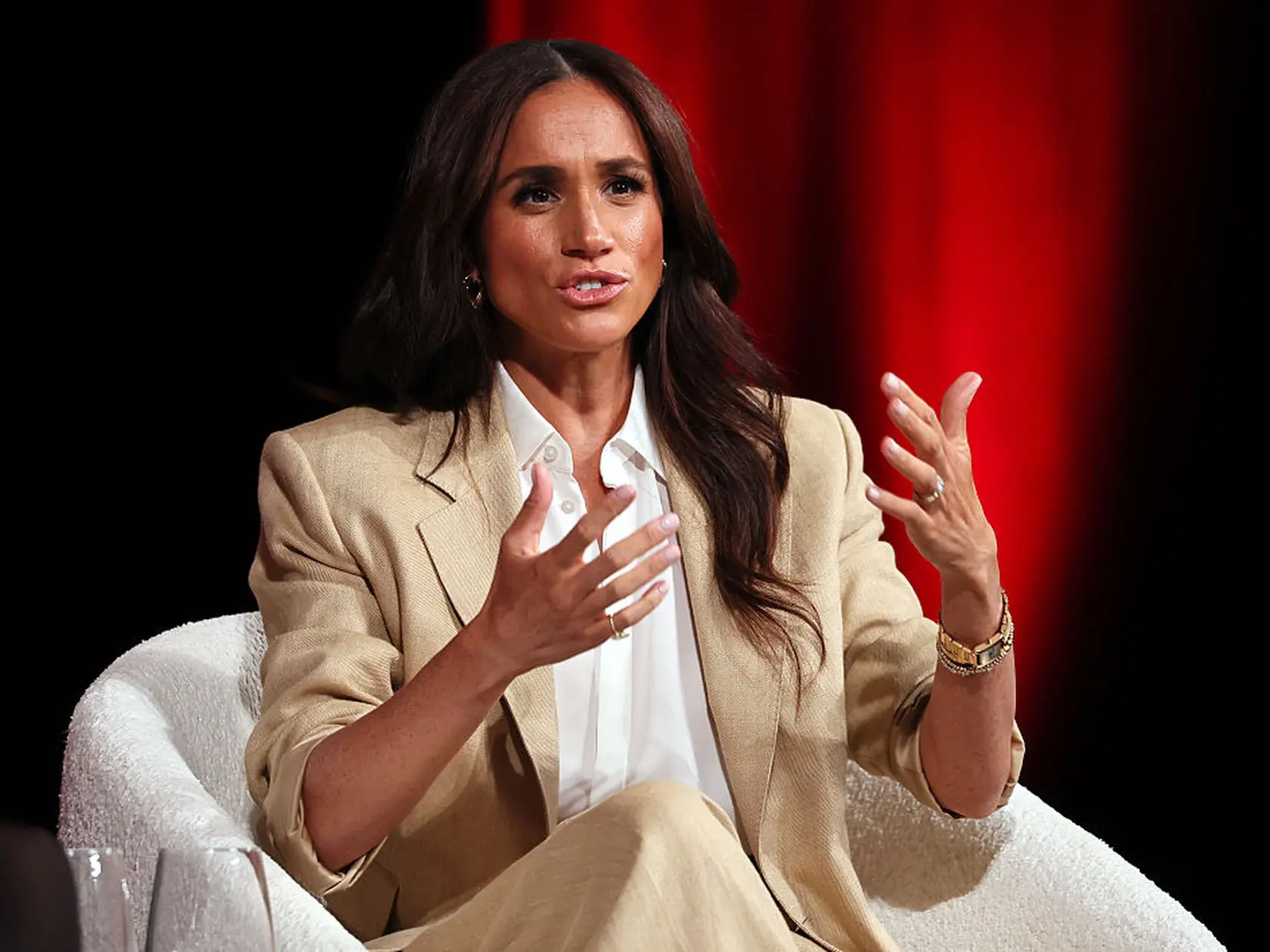Vojvodkyňa zo Sussexu trvala na tom, že tou ublíženou bola práve ona, nie Kate. Meghan vysvetlila, že po hádke prevzala zodpovednosť, ospravedlnila sa a dokonca jej priniesla kvety. "Nebola to konfrontácia," povedala Meghan.