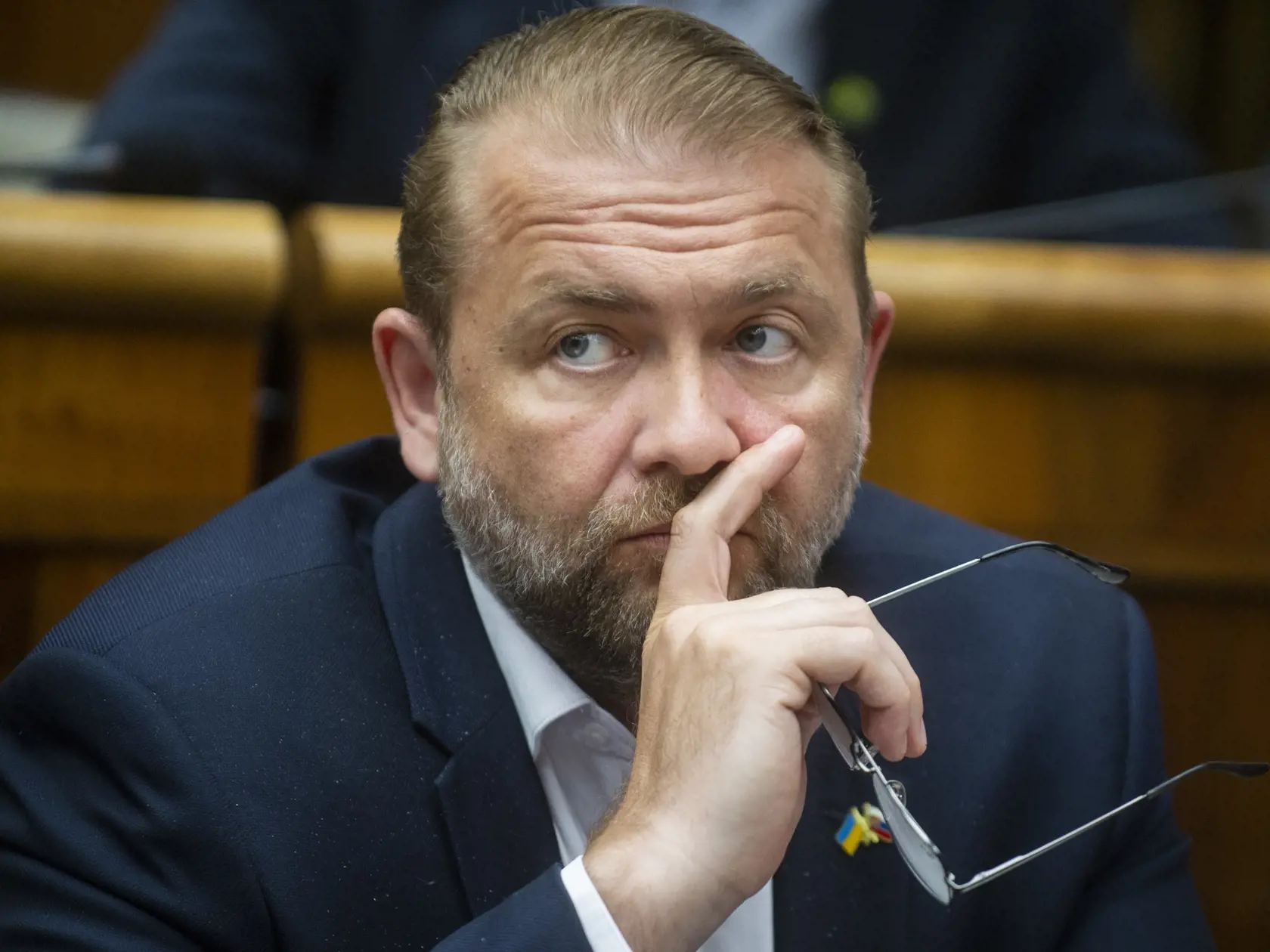 Schôdza Národnej rady SR, ktorú minulý týždeň prerušili pre kybernetický incident, bude pokračovať až 8. novembra, a to napriek tomu, že sa zistilo, kto výpadok spôsobil. Takmer za dvojtýždňovým paralyzovaním parlamentu je poslanec OĽaNO a herec Róbert Halák (45).