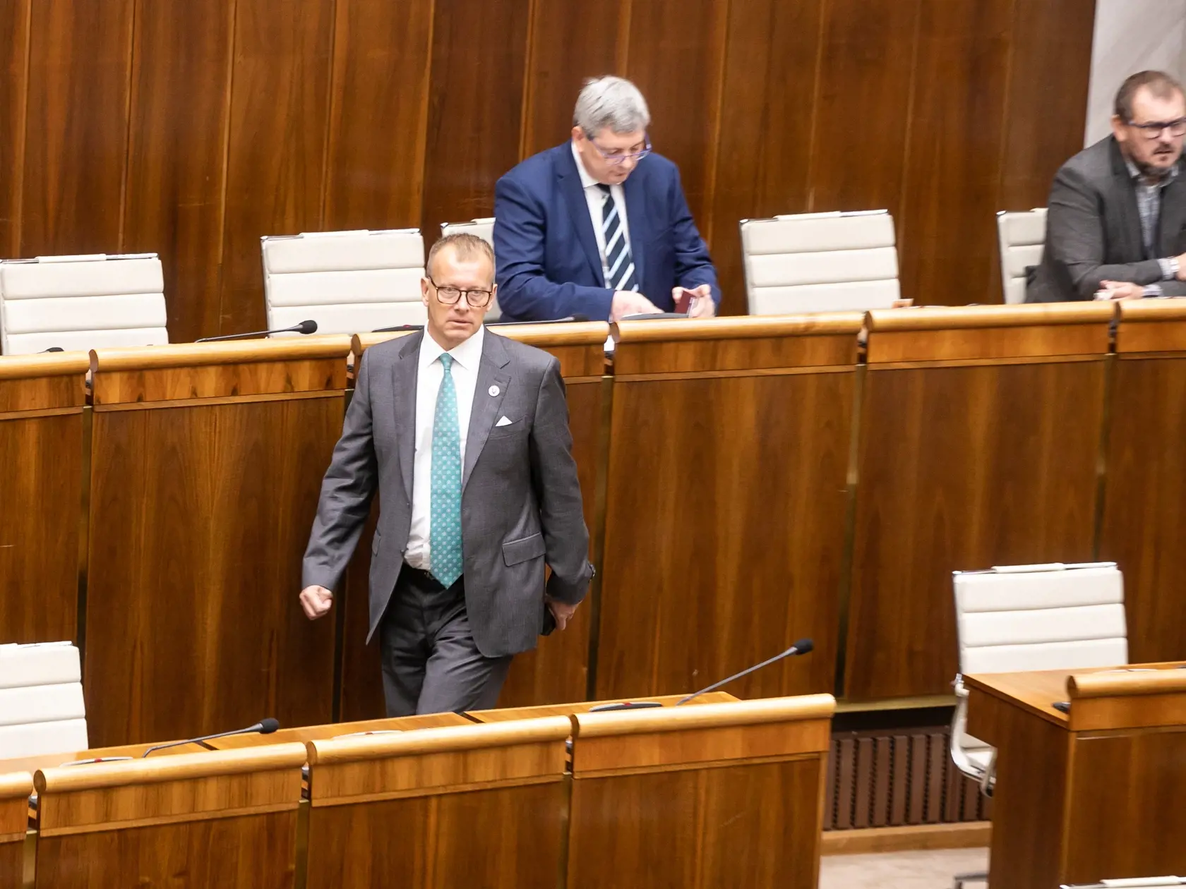 „Máme tu asi tisíc uzlov a na jednom sa prepojil kábel z jedného do druhého. Polícia musí zistiť, či to bol úmysel, nedbanlivosť alebo sa len niekto nudil,“ povedal Kollár s tým, že k problému došlo v miestnosti kultúrneho výboru.
