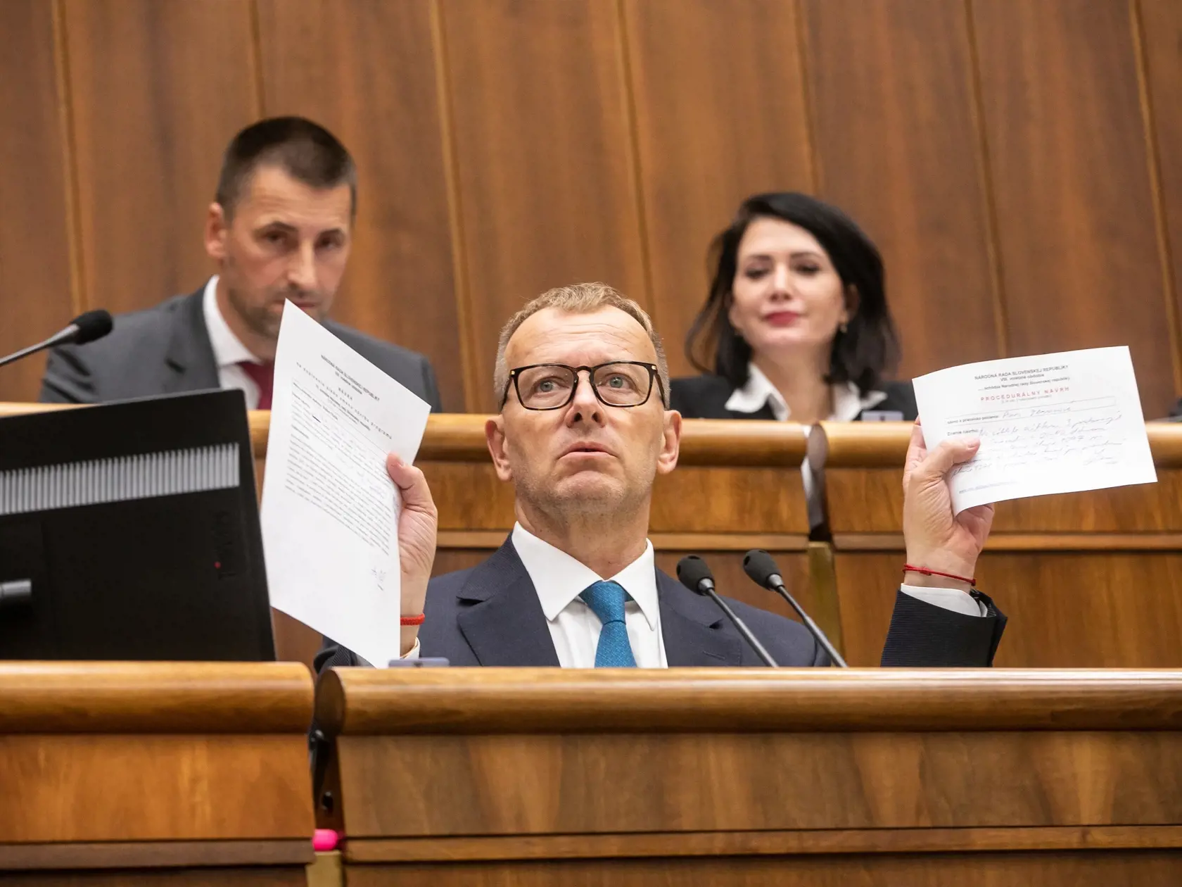 Hlasovanie v parlamente muselo byť minulý týždeň prerušené. Dôvodom bol podľa prvotných informácií vážny kybernetický útok. Neskôr sa však ukázalo, že Národnú radu vyradili z prevádzky zle prepojené káble. Predseda parlamentu Boris Kollár (Sme rodina) na stredajšej tlačovej konferencii informoval, že v tejto súvislosti bolo podané trestné oznámenie.
