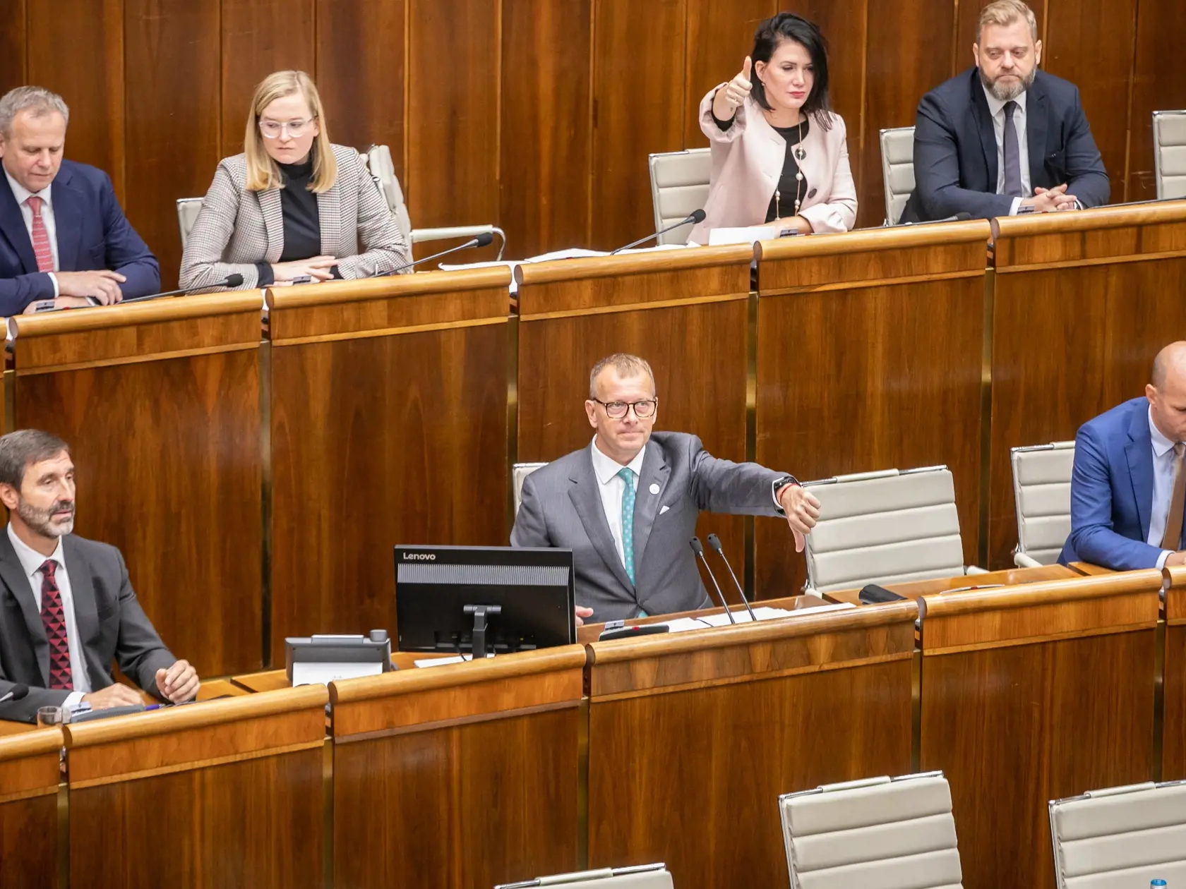 Hlasovanie v parlamente muselo byť minulý týždeň prerušené. Dôvodom bol podľa prvotných informácií vážny kybernetický útok. Neskôr sa však ukázalo, že Národnú radu vyradili z prevádzky zle prepojené káble. Predseda parlamentu Boris Kollár (Sme rodina) na stredajšej tlačovej konferencii informoval, že v tejto súvislosti bolo podané trestné oznámenie.