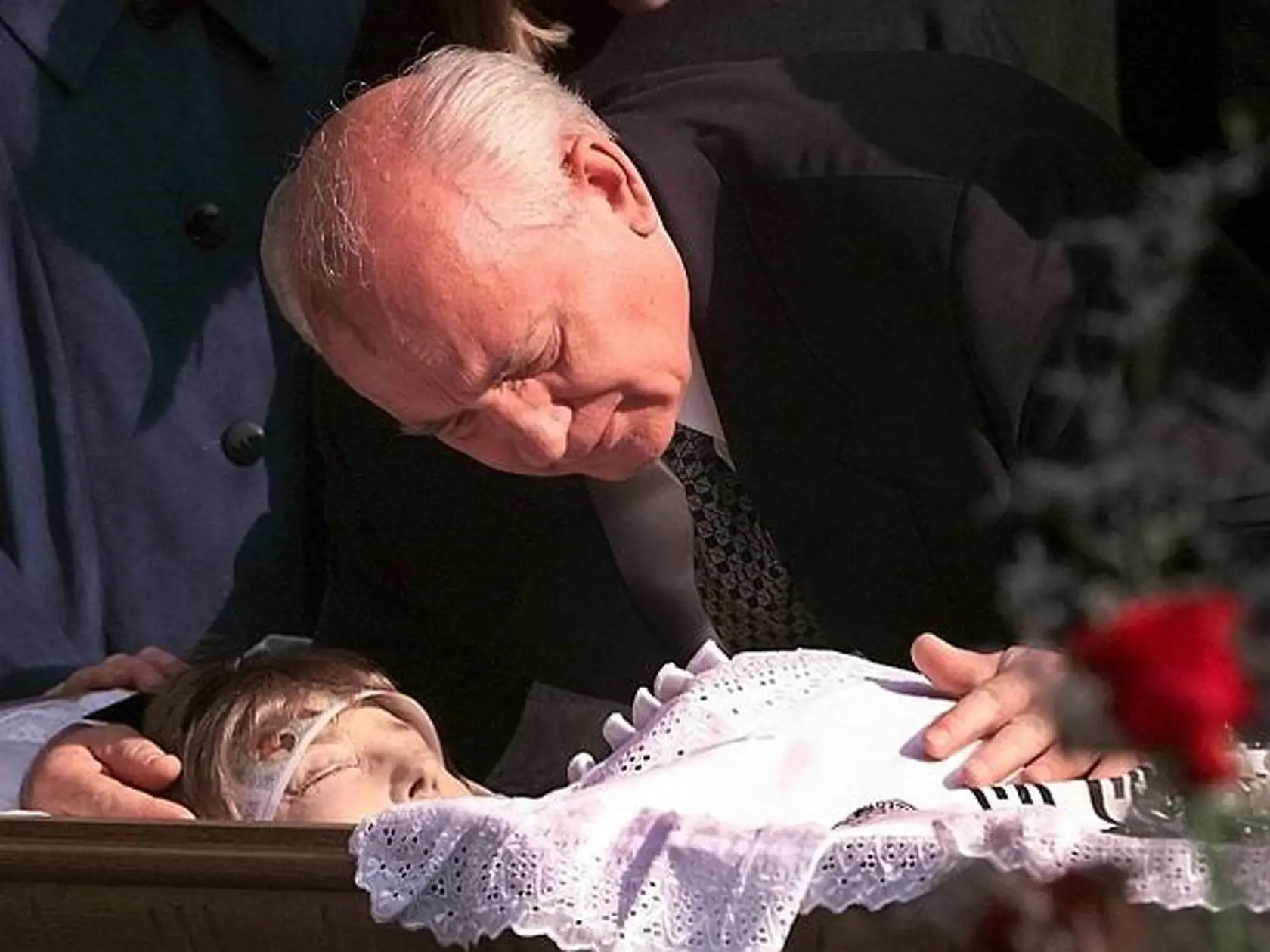 Michail Gorbačov pri poslednej rozlúčke s milovanou manželkou Raisou.