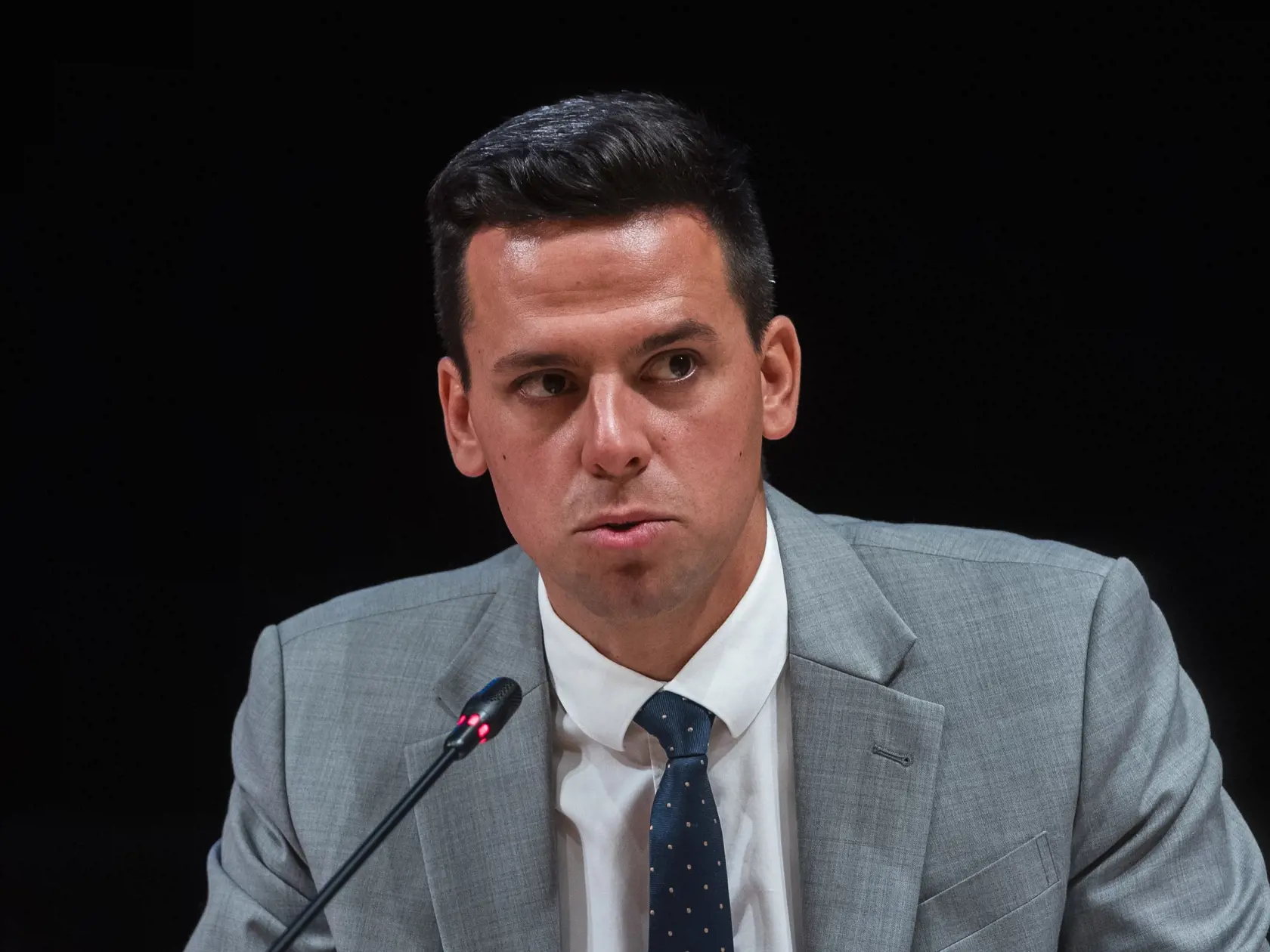"Môžem povedať, že išlo o voľne prístupný kábel a táto ,,nehoda” sa mohla stať ktorémukoľvek poslancovi, či zamestnancovi NR SR,“ napísal Čekovský na sociálnej sieti.