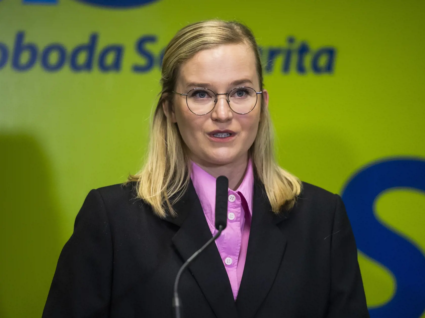 „Je neospravedlniteľné, že si koalícia spravila bezdôvodné prázdniny,“ myslí si poslankyňa SaS Vladimíra Marcinková. „Už štvrtý pracovný deň parlament nezasadá, hoci mohol a podľa kalendára schôdzí mal. Vraj je to kvôli údajnému hackerskému útoku, z ktorého sa vykľuli len dva chybne prepojené káble, čo sa vyriešilo hneď v deň problému. Odvtedy parlament nezasadá a my nepoznáme pravý dôvod,“ uviedla ďalej