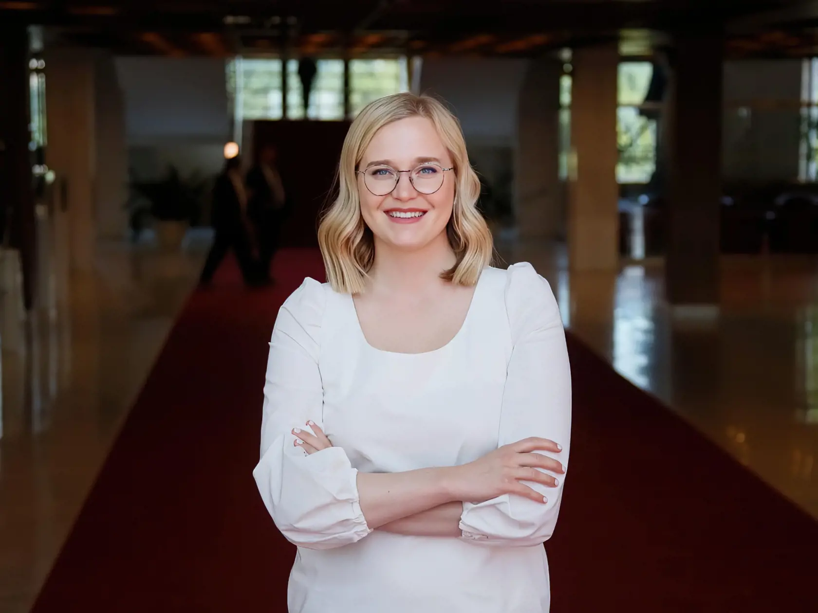 „Je neospravedlniteľné, že si koalícia spravila bezdôvodné prázdniny,“ myslí si poslankyňa SaS Vladimíra Marcinková. „Už štvrtý pracovný deň parlament nezasadá, hoci mohol a podľa kalendára schôdzí mal. Vraj je to kvôli údajnému hackerskému útoku, z ktorého sa vykľuli len dva chybne prepojené káble, čo sa vyriešilo hneď v deň problému. Odvtedy parlament nezasadá a my nepoznáme pravý dôvod,“ uviedla ďalej