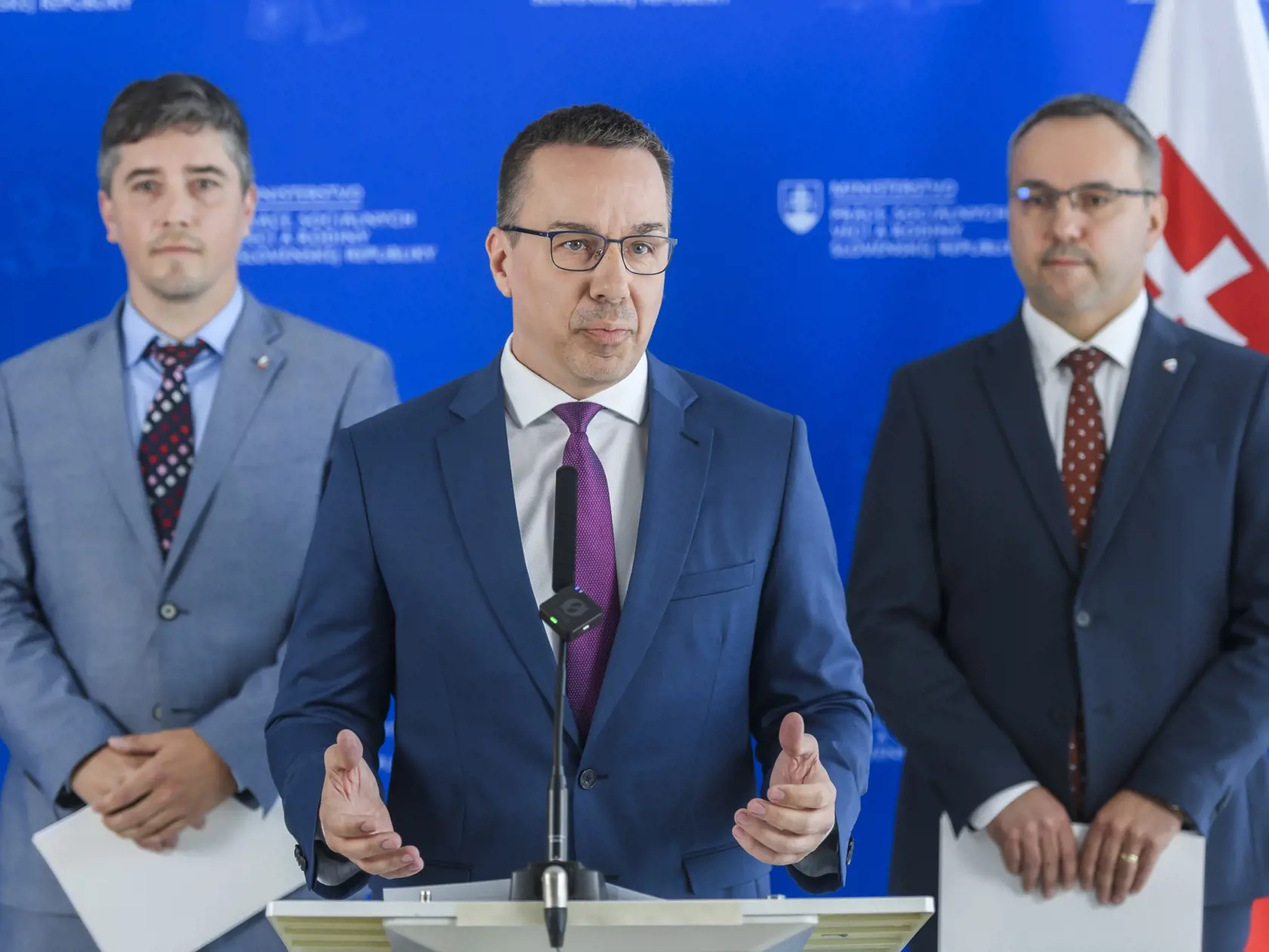 Na snímke zľava riaditeľ sekcie dôchodkového poistenia Sociálnej poisťovne Martin Hloušek, minister práce, sociálnych vecí a rodiny SR Erik Tomáš (Hlas-SD) a generálny riaditeľ Sociálnej poisťovne Michal Tariška počas tlačovej konferencie na tému: Začína sa vyplácanie rodičovského dôchodku na rok 2024 a spustenie automatického výpočtu dôchodku (na portáli elektronický úver poistenca). V Bratislave 3. júna 2024. FOTO TASR - Jaroslav Novák