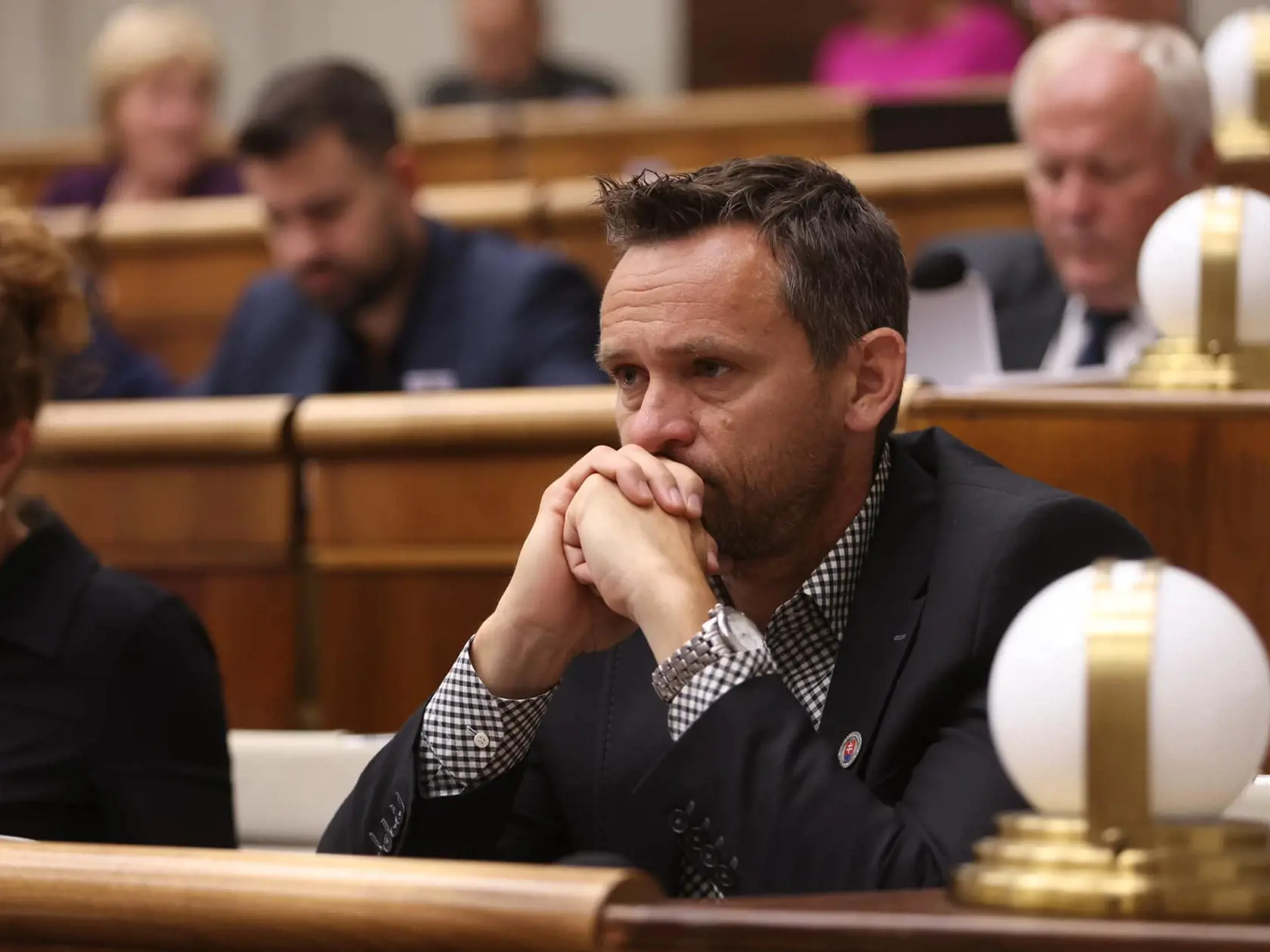 „Veľmi sa mi nechce veriť, že to je kvôli nejakému káblu, už len preto, lebo to povedal Matovič,“ povedal pre náš denník bývalý poslanec OĽaNO a aktuálne člen hnutia Sme rodina Ján Krošlák. „Ak je pravda, že Národná rada bola znefunkčnená kvôli nejakému káblu, tak je to hanba a vizitka našej technickej vyspelosti,“ myslí si.