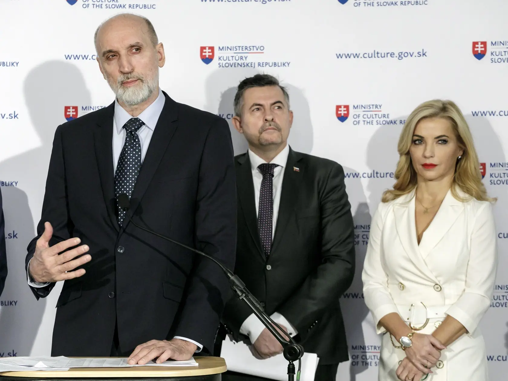 Na snímke ministerka kultúry SR Martina Šimkovičová (vpravo, nominantka SNS), generálny tajomník služobného úradu Ministerstva kultúry (MK) SR Lukáš Machala (uprostred) a dočasne poverený generálny riaditeľ Slovenskej národnej galérie (SNG) Jaroslav Niňaj (vľavo) počas tlačovej konferencie k výsledkom auditu v Slovenskej národnej galérii v Bratislave v stredu 11. decembra 2024. FOTO TASR - Dano Veselský