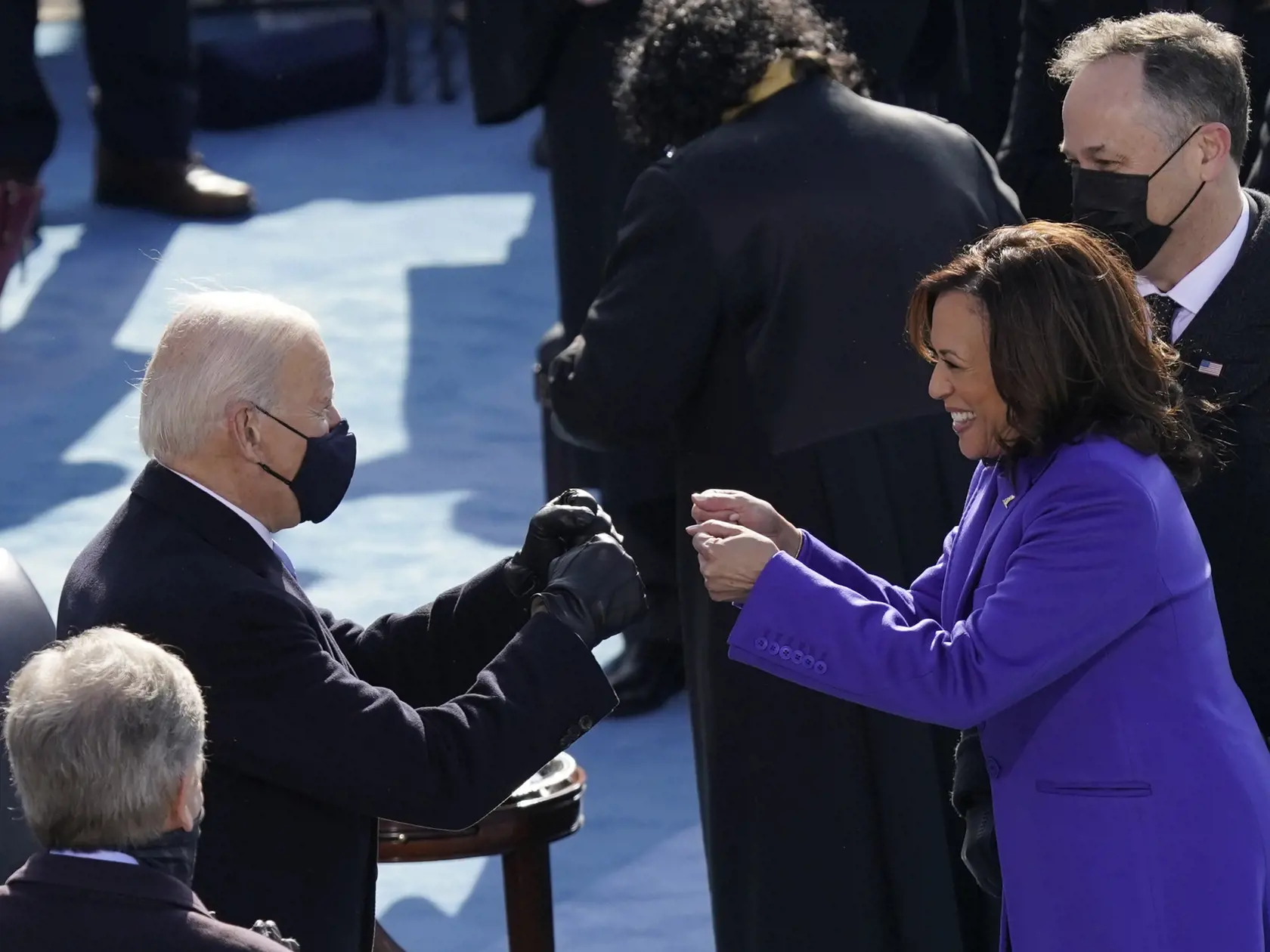 JB 34 Washington - Zvolený americký prezident Joe Biden (vľavo) gratuluje americkej viceprezidentke Kamale Harrisovej po jej zložení prísahy počas inaugurácie 46. prezidenta USA Joea Bidena a 49. viceprezidentky Kamaly Harrisovej v americkom Kapitole vo Washingtone 20. januára 2021. FOTO TASR/AP

President-elect Joe Biden congratulates Vice President Kamala Harris after she was sworn in during the 59th Presidential Inauguration at the U.S. Capitol in Washington, Wednesday, Jan. 20, 2021. (AP Pho